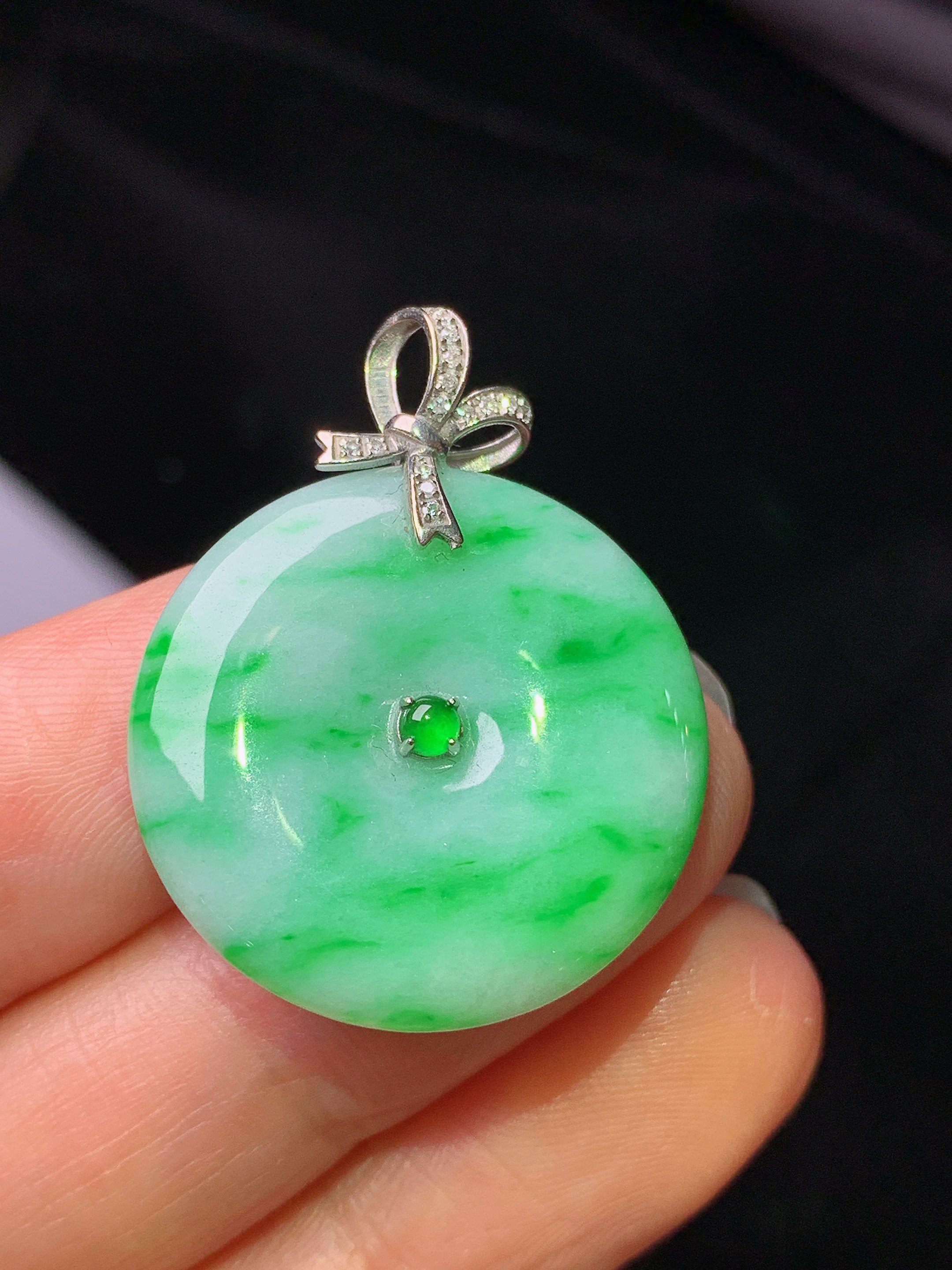 18k金钻镶嵌翠绿平安扣吊坠 玉质细腻 色泽艳丽清新 水润亮眼 整体尺寸30.8*23.8*4.3a2
