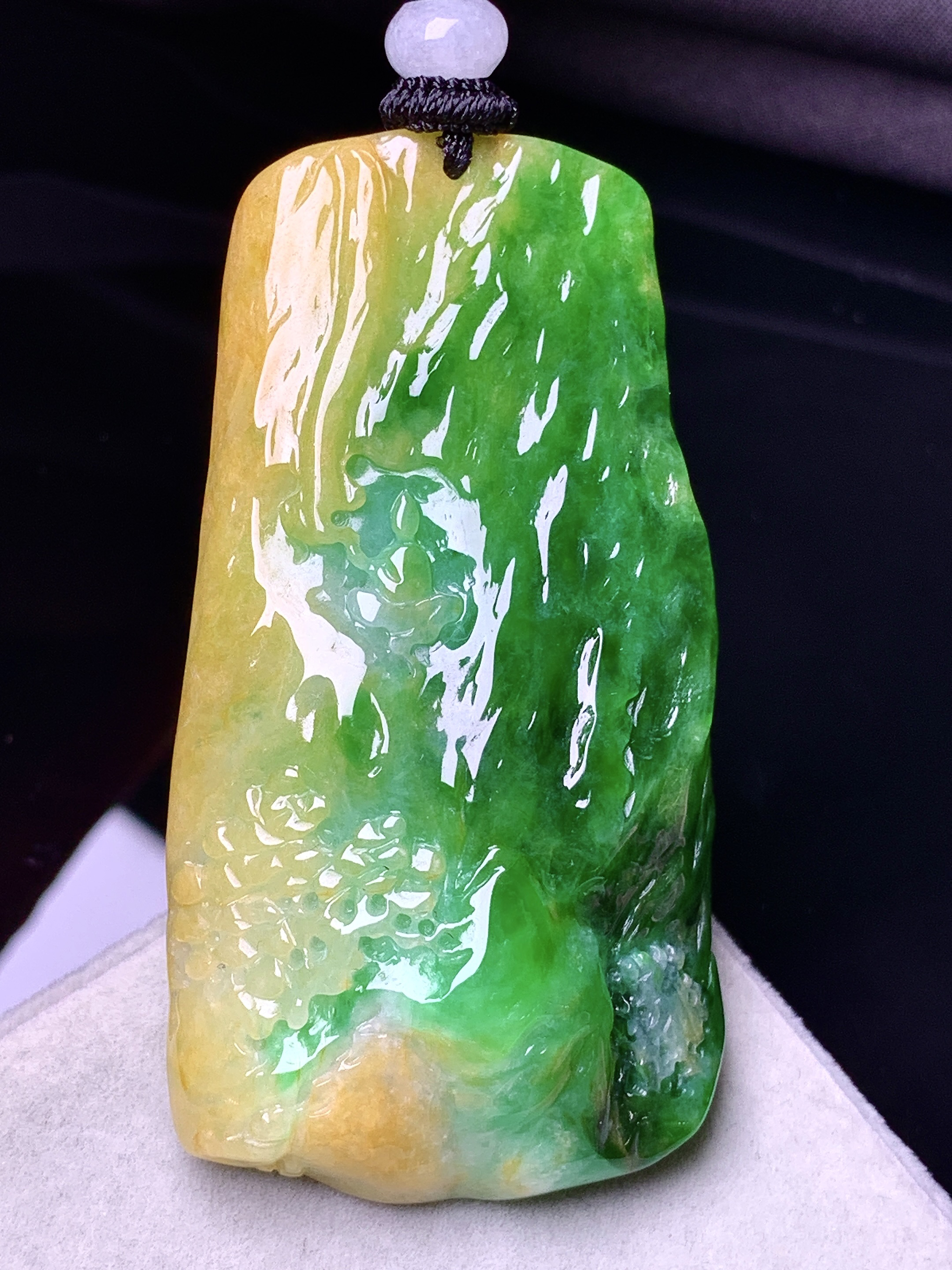 黄绿山水牌吊坠 玉质细腻 色泽艳丽清新 水润亮眼 整体尺寸57.5*30.2*10w1
