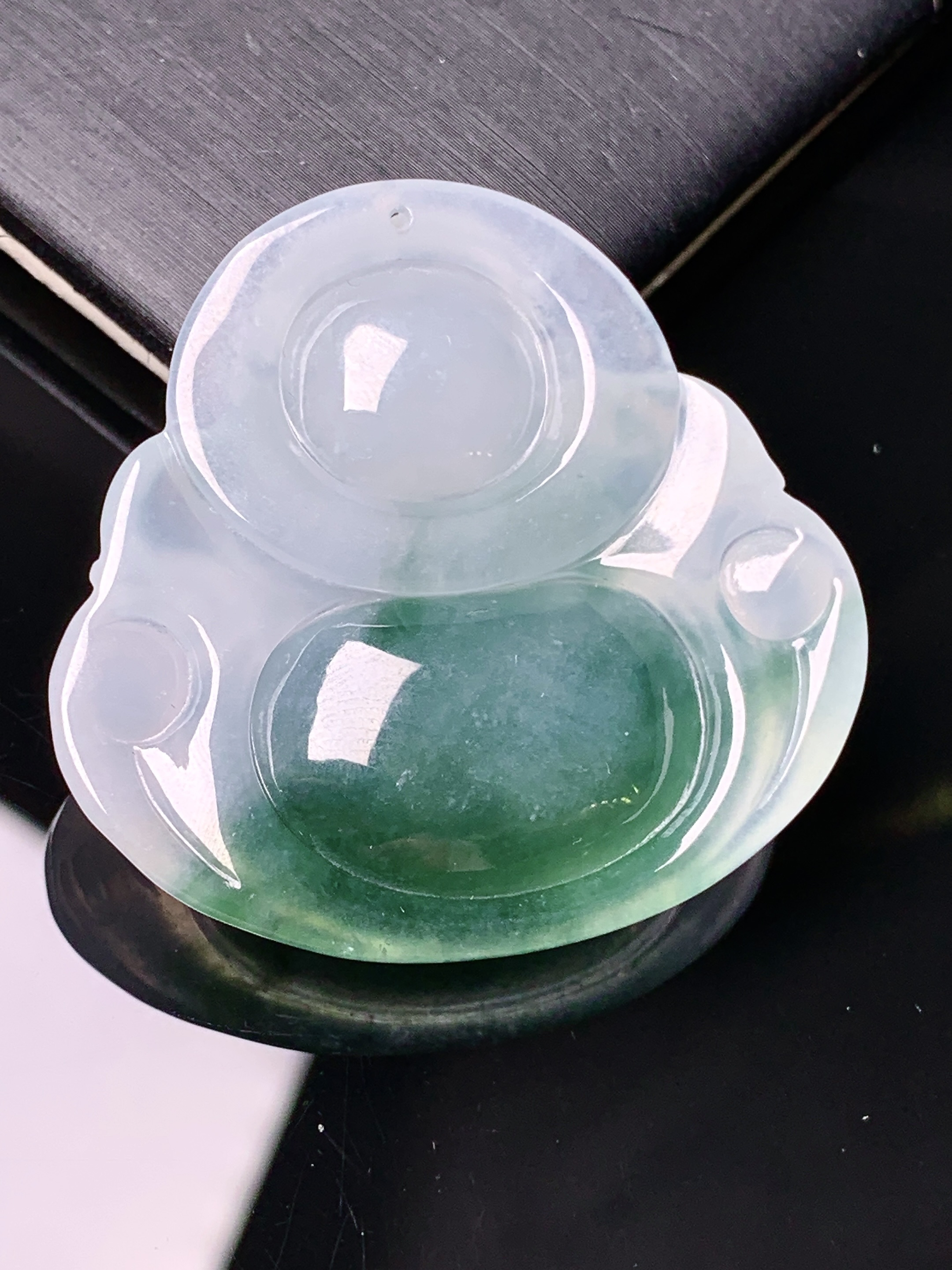 飘绿佛公吊坠 玉质细腻 色泽艳丽清新 水润亮眼 整体尺寸35.8*37.5*8.5x1