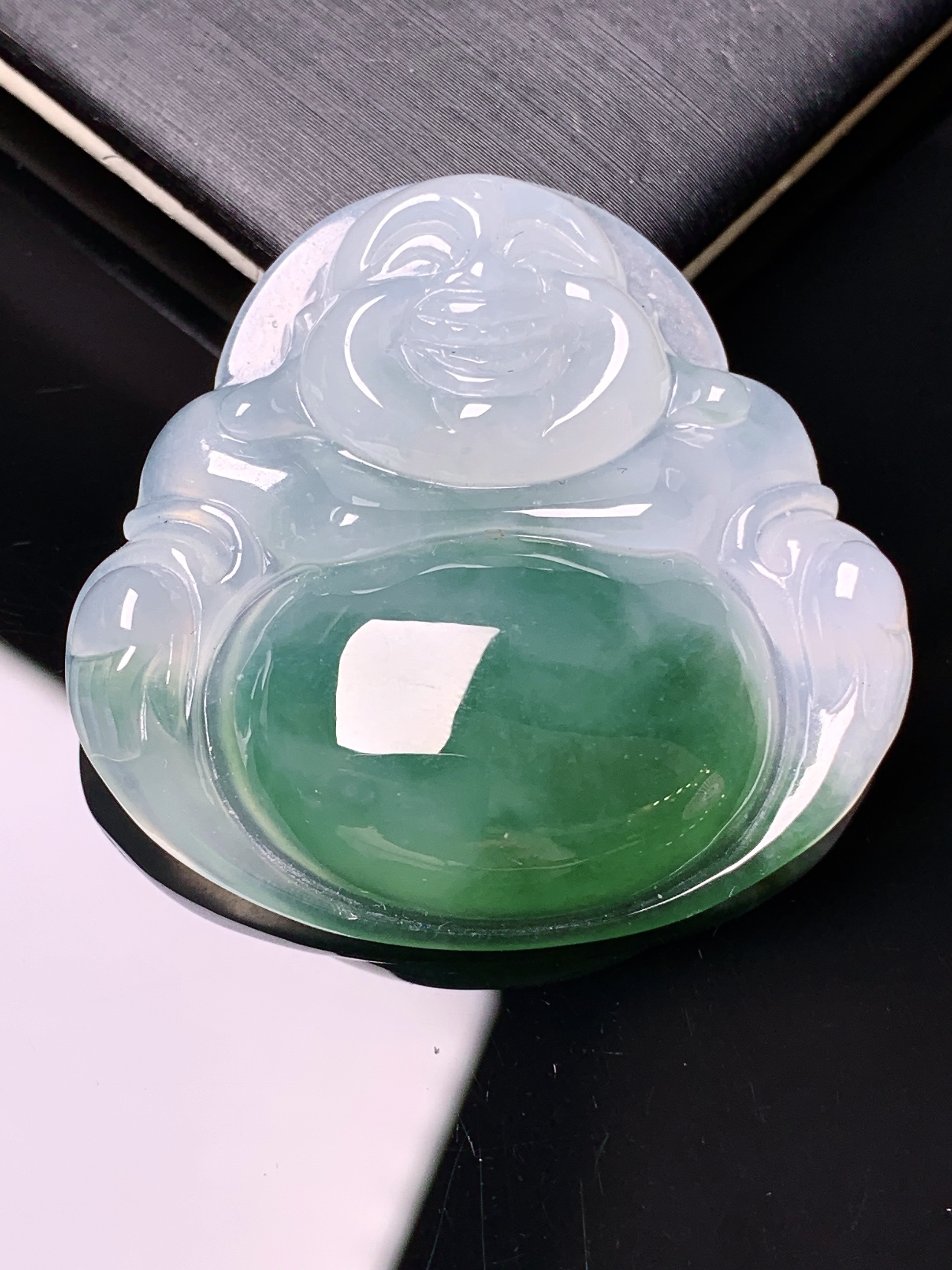 飘绿佛公吊坠 玉质细腻 色泽艳丽清新 水润亮眼 整体尺寸35.8*37.5*8.5x1