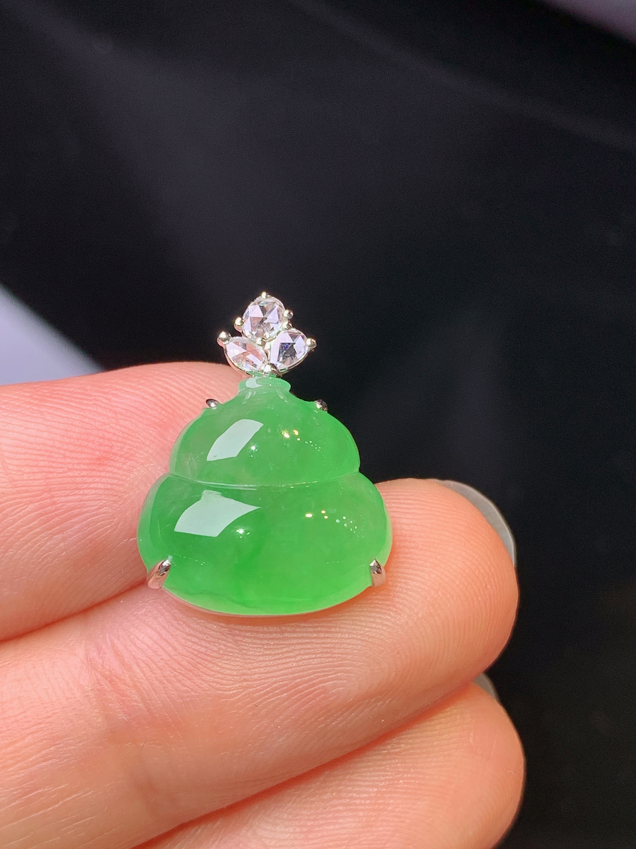 18k金钻镶嵌翠绿葫芦吊坠 玉质细腻 色泽艳丽清新 水润亮眼 整体尺寸18.2*14*5.5g1