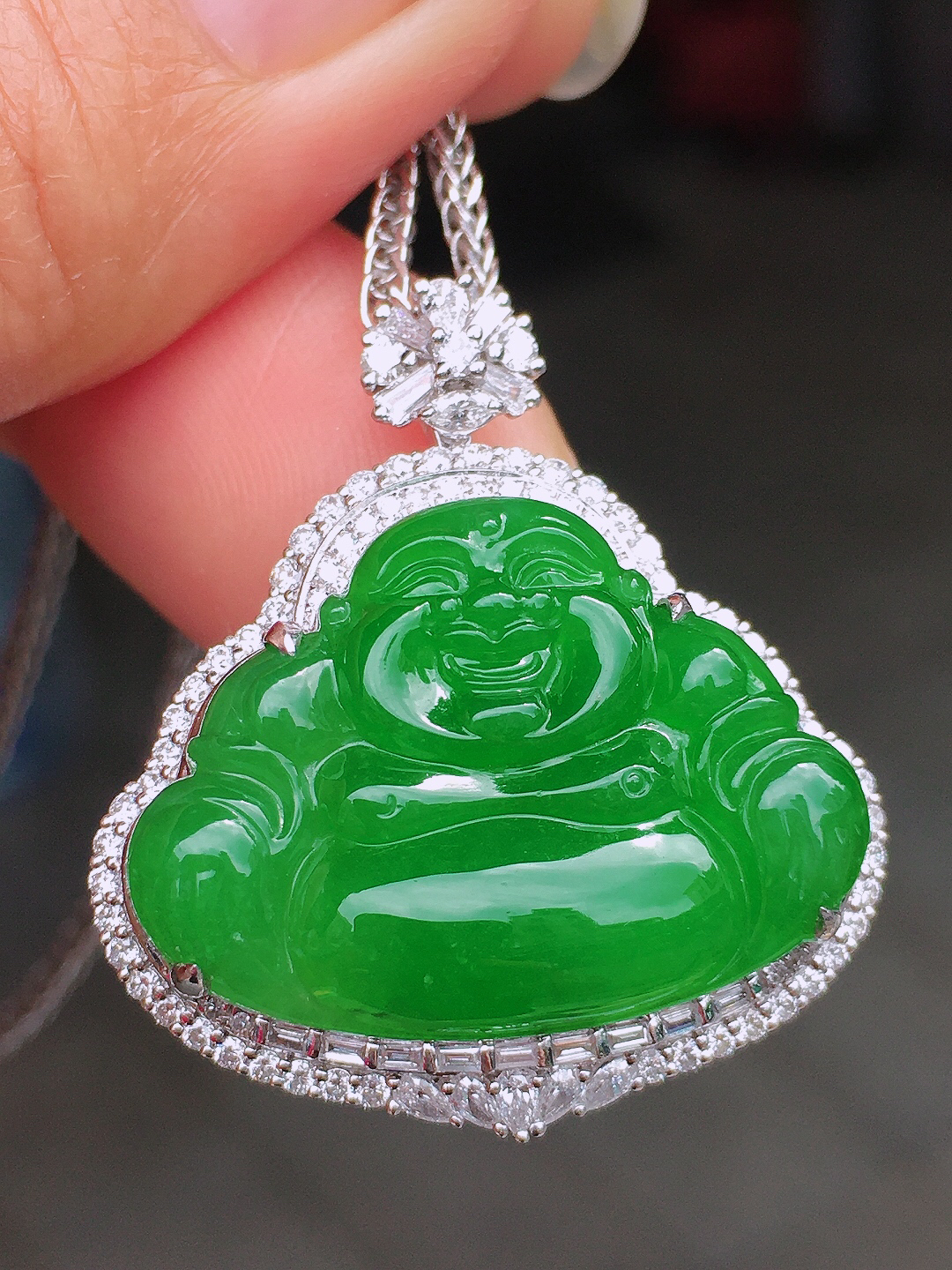 阳绿佛公吊坠，色泽均匀艳丽，玉质细腻，荧光感超
强，饱满圆润，尽显优雅气质，18k
金豪华镶嵌