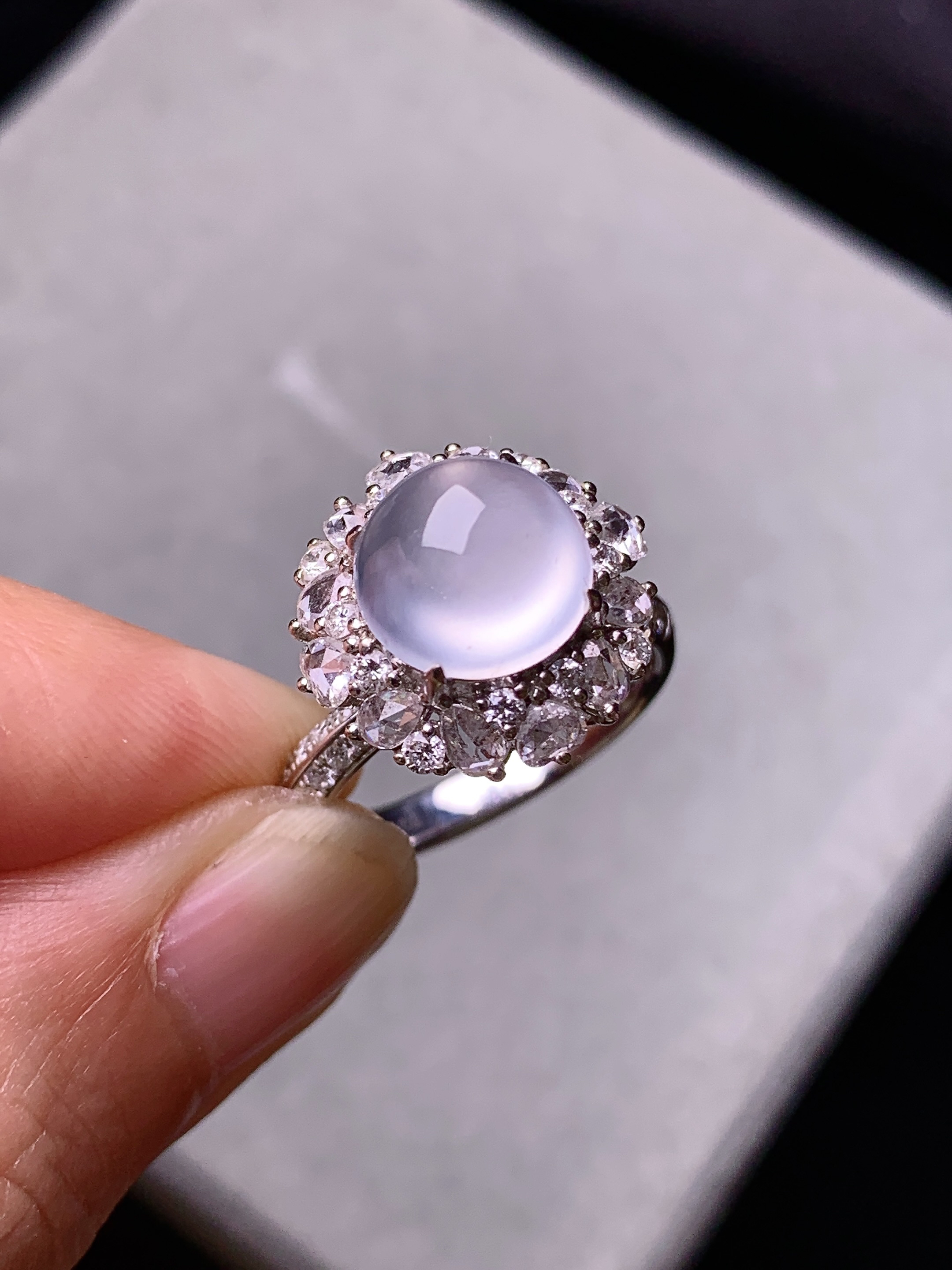 18k金钻镶嵌冰种蛋面戒指 玉质细腻 色泽艳丽清新 水润亮眼 圈口13.5 整体尺寸15.3*13a