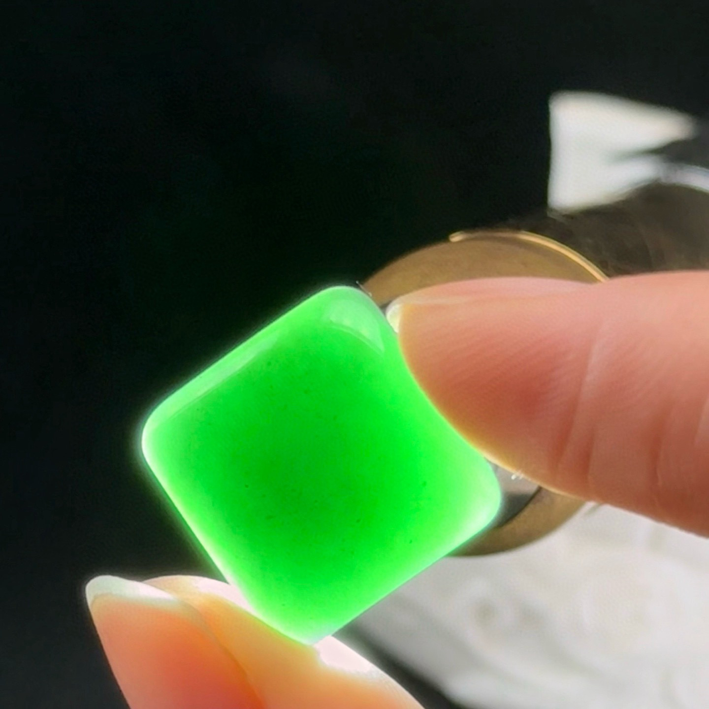 精品墨翠面包型裸石戒面 种好色正 打灯通透 黑度极好 尺寸16.4