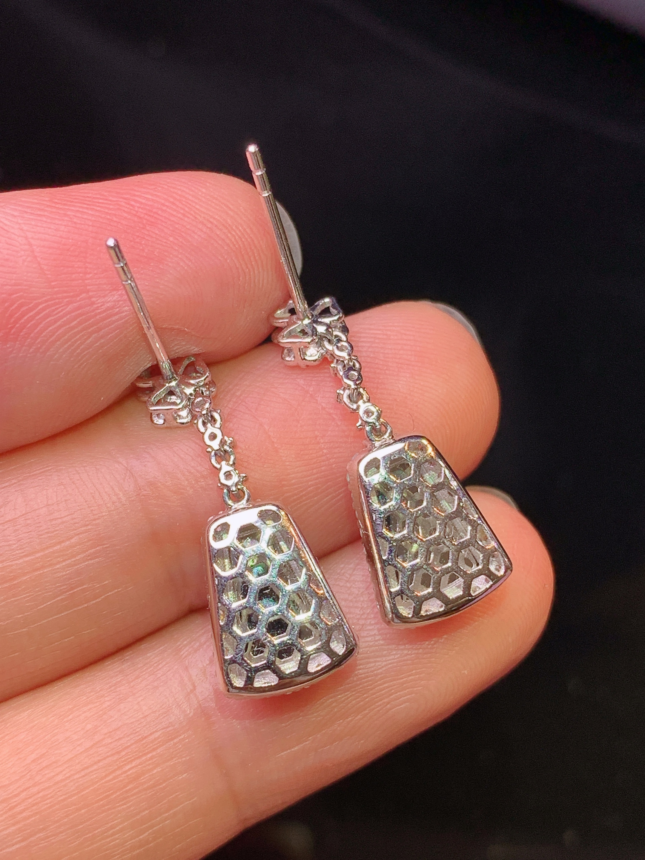 18k金钻镶嵌翠绿无事牌耳坠 玉质细腻 色泽艳丽清新 水润亮眼 整体尺寸23*8.5*5.2g1