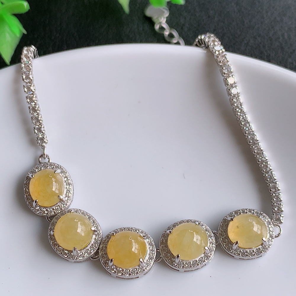 冰黄翡蛋面手链，水水润润，珠圆玉润，颜色鲜艳，妙明清净，清秀高雅，佩戴效果优雅迷人！性价比超值 W815.18  取一尺寸：10-8.8-6.8mm    裸石尺寸：6.5mm