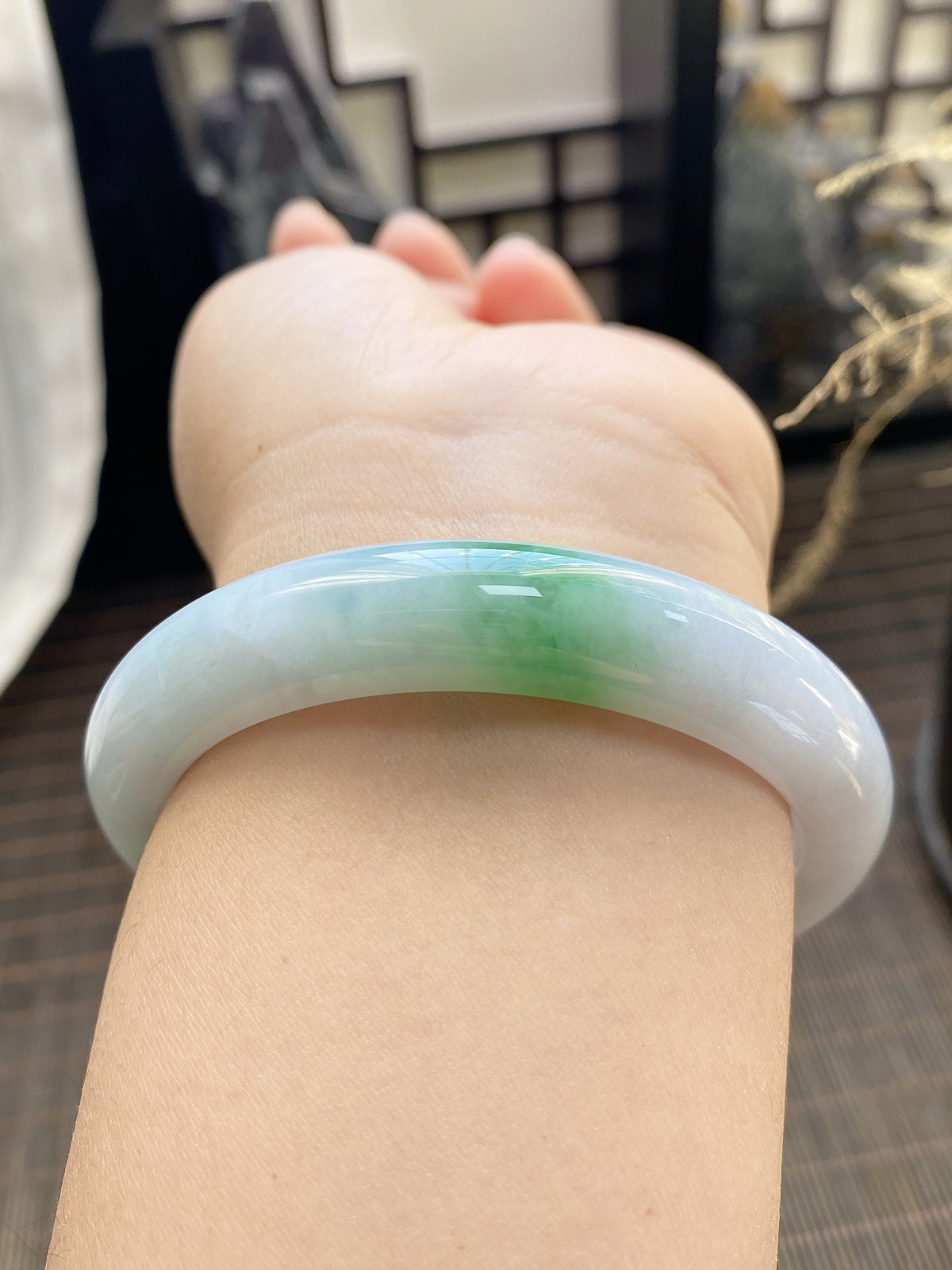 【超低放漏】58-60可戴。白如凝脂，一抹正阳绿晕染其间，青白分明，清雅脱俗。
细腻的糯底带着通透柔光，绿花鲜活亮眼，上手温婉显白，自带东方娴静气韵，日常通勤或休闲穿搭都适配，百搭耐看。