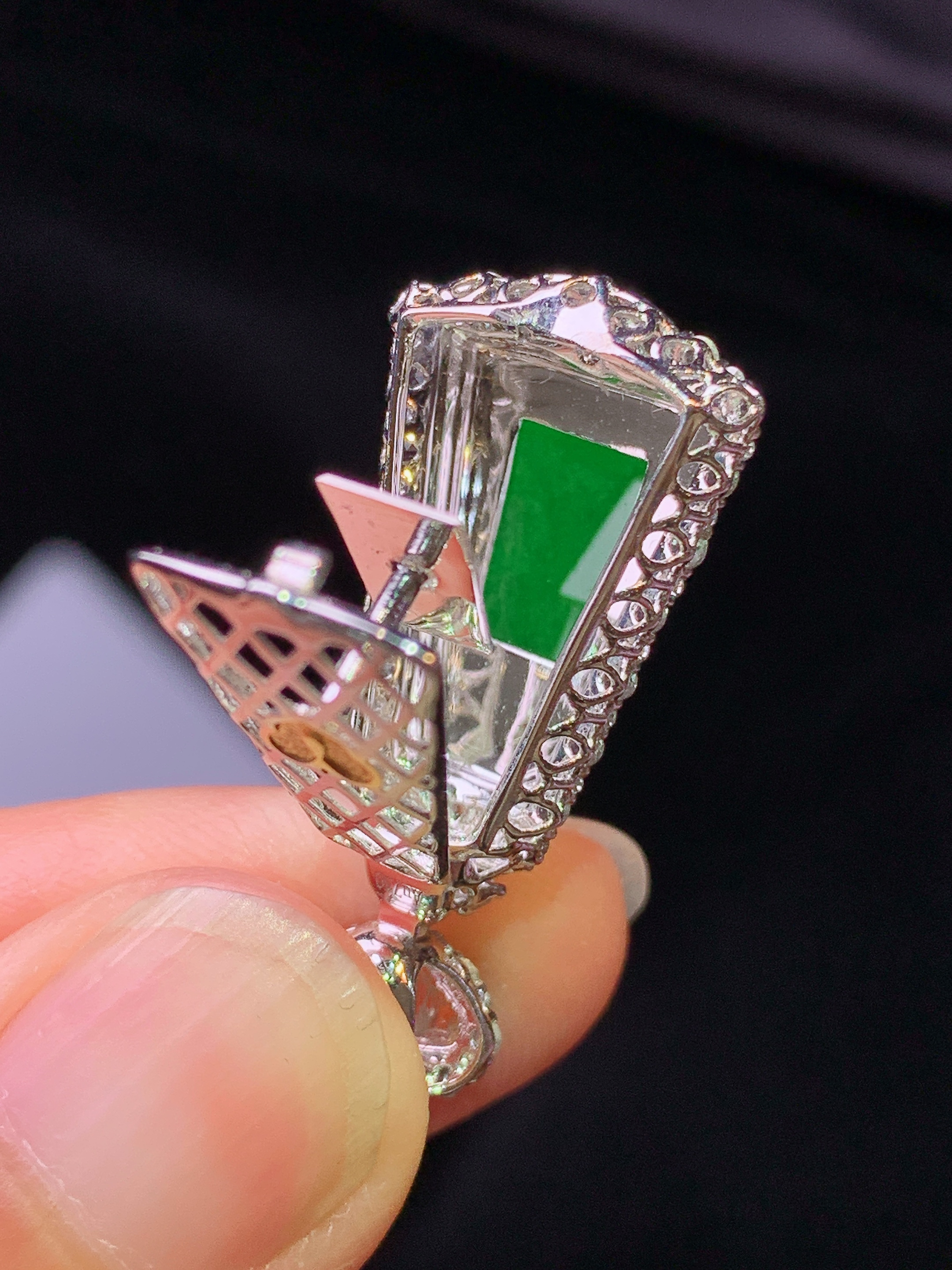 18k金钻镶嵌满绿无事牌吊坠 玉质细腻 色泽艳丽清新 水润亮眼 整体尺寸30.2*14*9.5h2