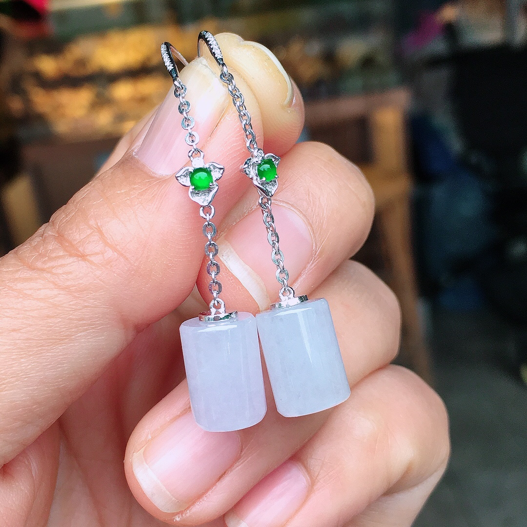 淡紫罗兰路路通耳坠，色泽均匀艳丽，玉质细腻，荧光感超
强，饱满圆润，尽显优雅气质，18k
金豪华镶嵌