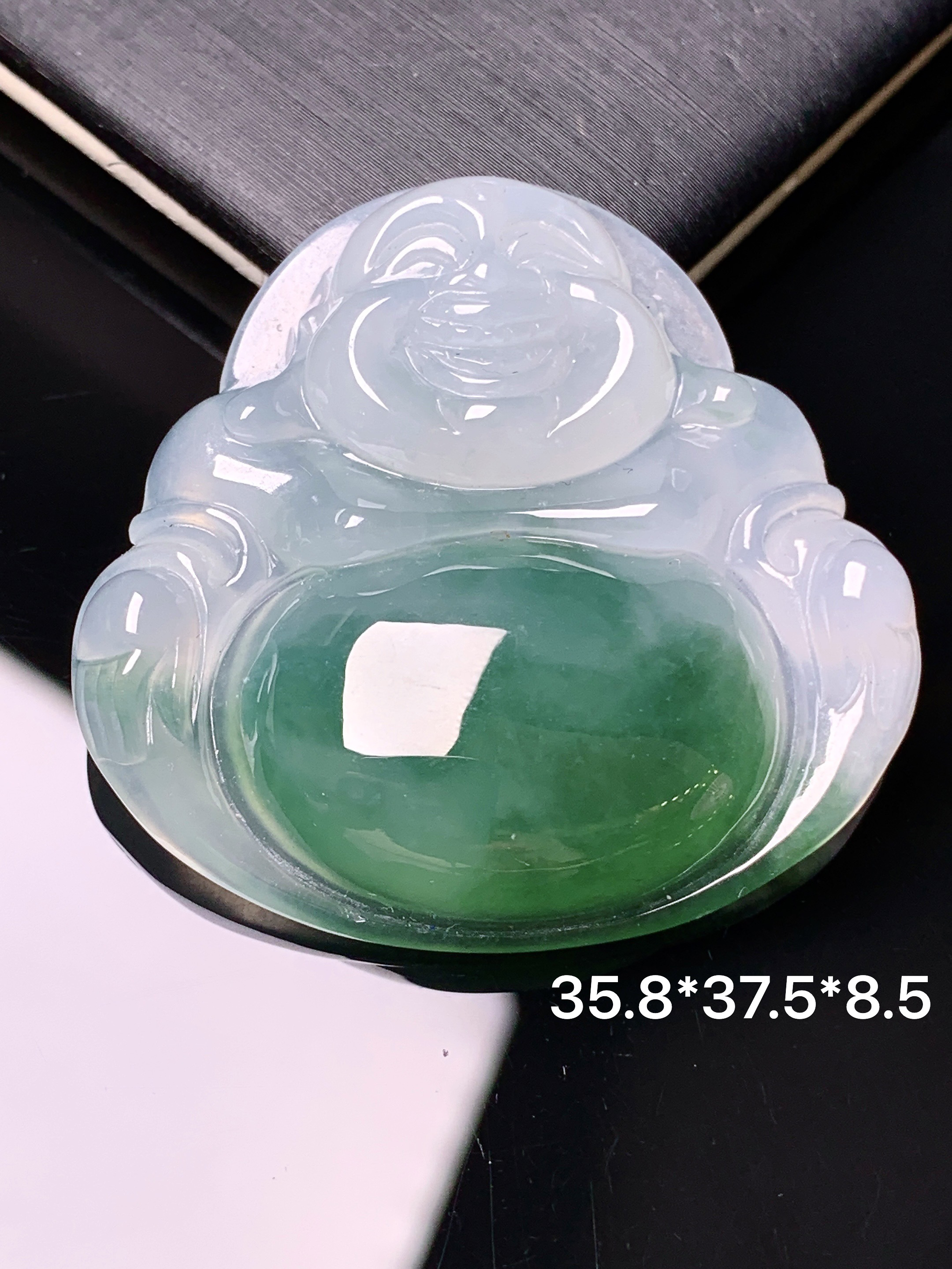 飘绿佛公吊坠 玉质细腻 色泽艳丽清新 水润亮眼 整体尺寸35.8*37.5*8.5x1