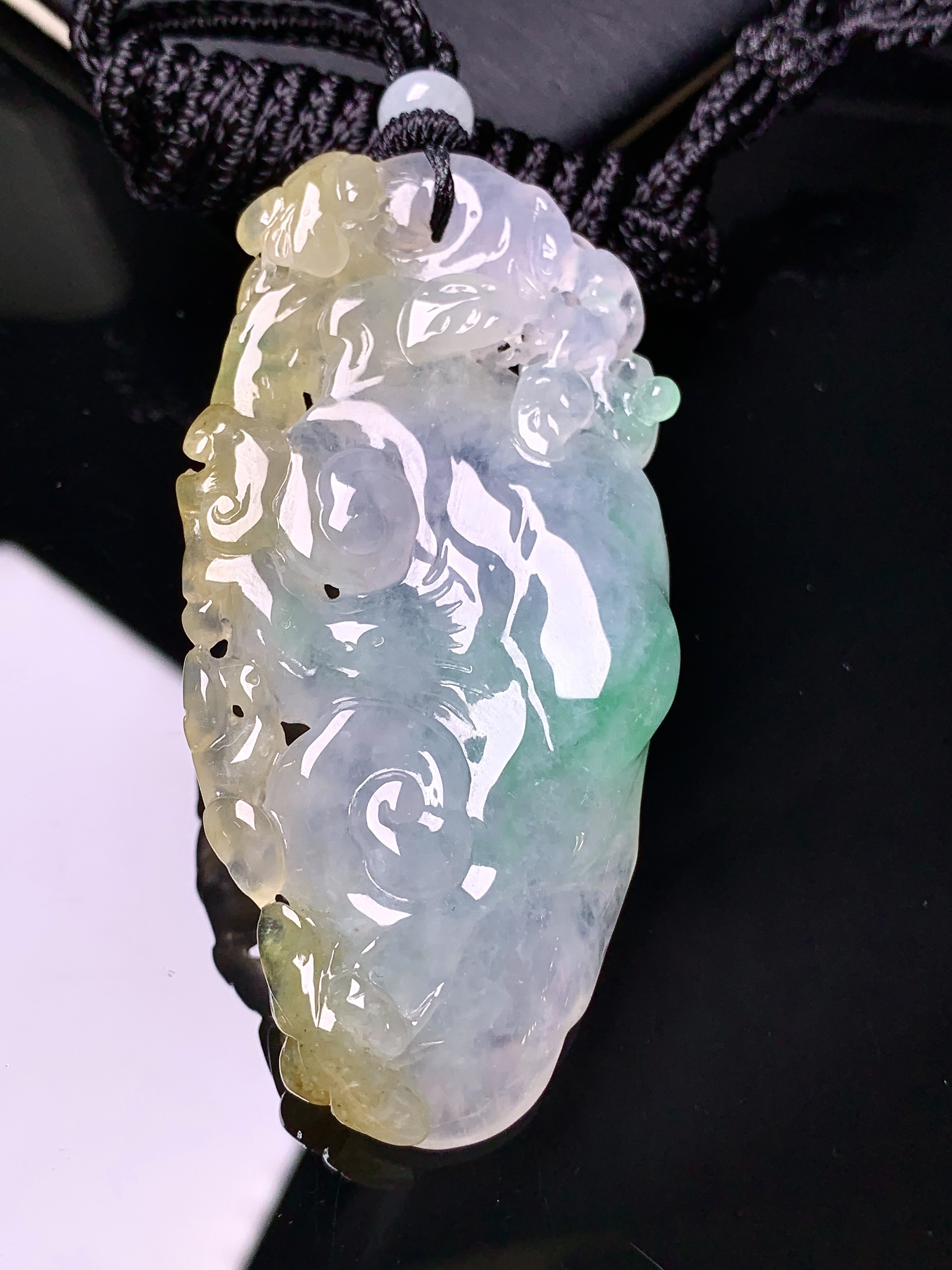 飘黄绿如意吊坠 玉质细腻 色泽艳丽清新 水润亮眼 整体尺寸66.3*32*12w1