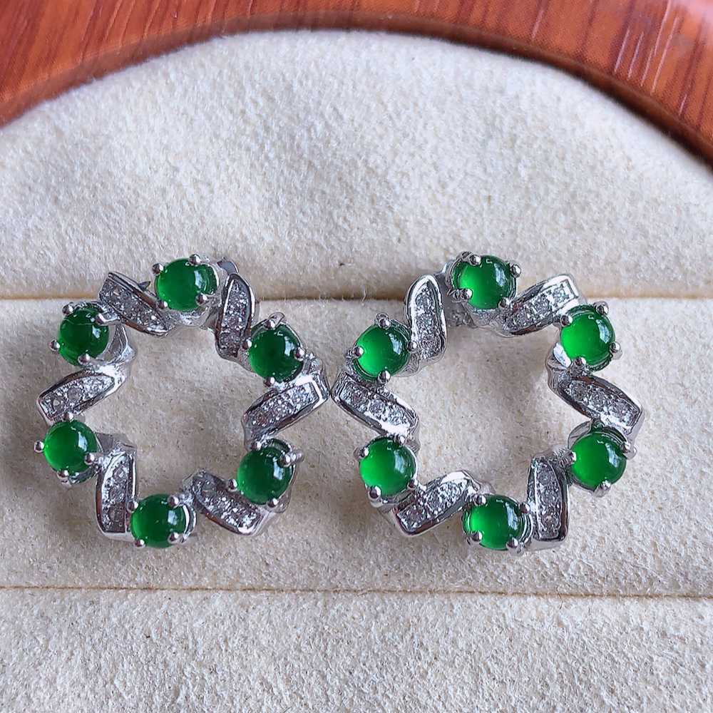 冰润满绿翡翠925银镶嵌耳钉，自然光实拍，翠色灵动，颜色漂亮，种老水足，品相佳，佩戴佳品！W815.18  取一整体尺寸：17.8-5.5mm  裸石尺寸：3mm