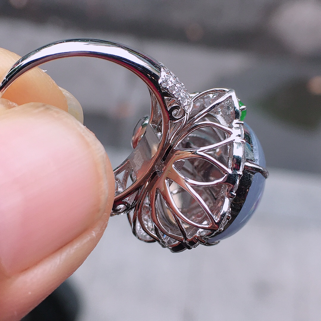 紫罗兰蛋面戒指/吊坠两用款，色泽均匀艳丽，玉质细腻，荧光感超
强，饱满圆润，尽显优雅气质，18k
金豪华镶嵌