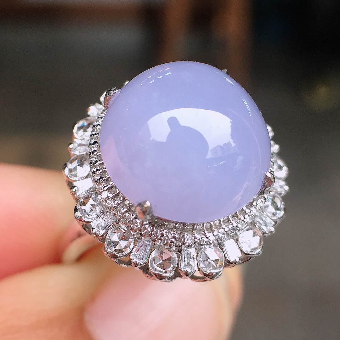 紫罗兰蛋面戒指/吊坠两用款，色泽均匀艳丽，玉质细腻，荧光感超
强，饱满圆润，尽显优雅气质，18k
金