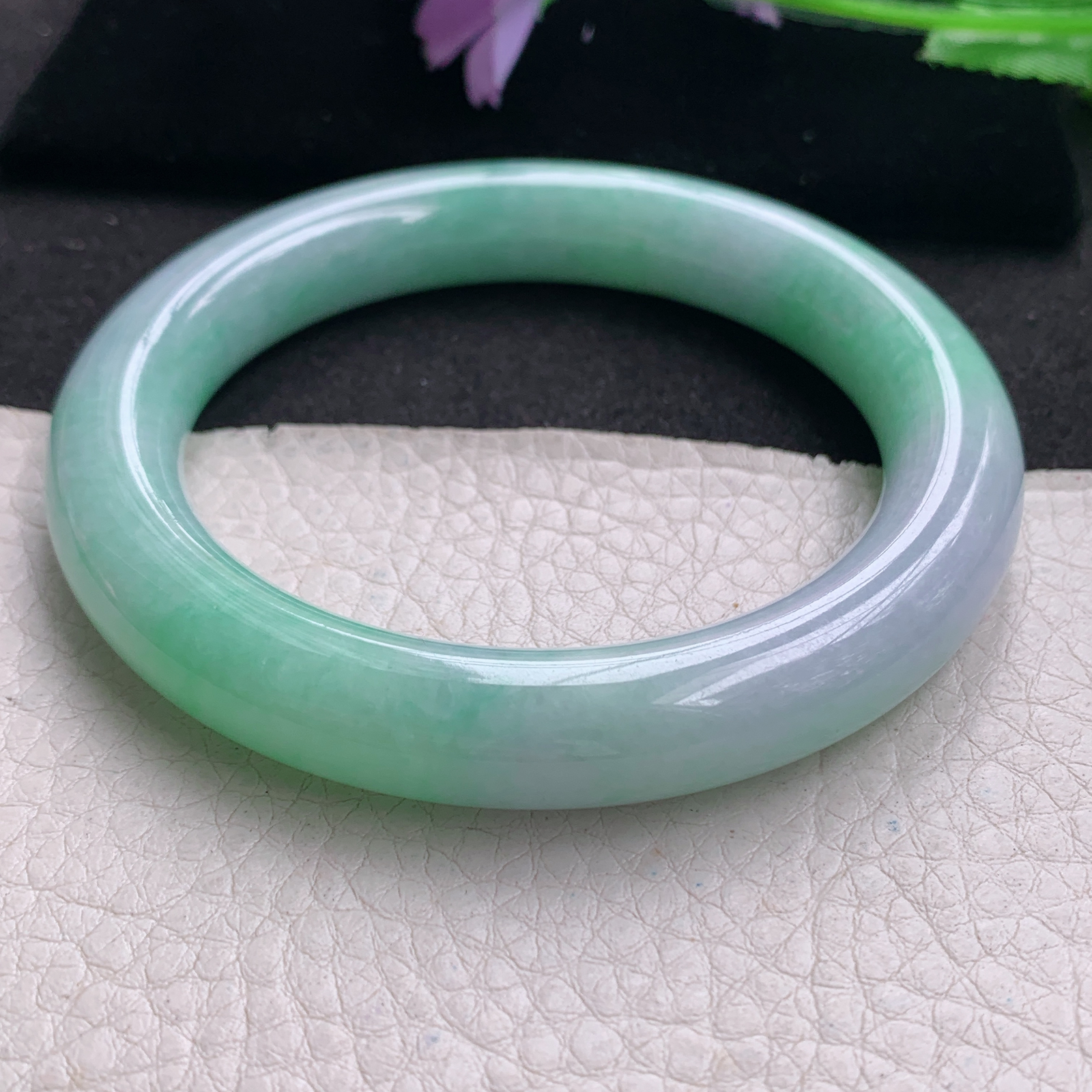 js实拍59*11.5*11美人镯 缅甸翡翠a货玉手镯精美淡春带彩圆条玉手环