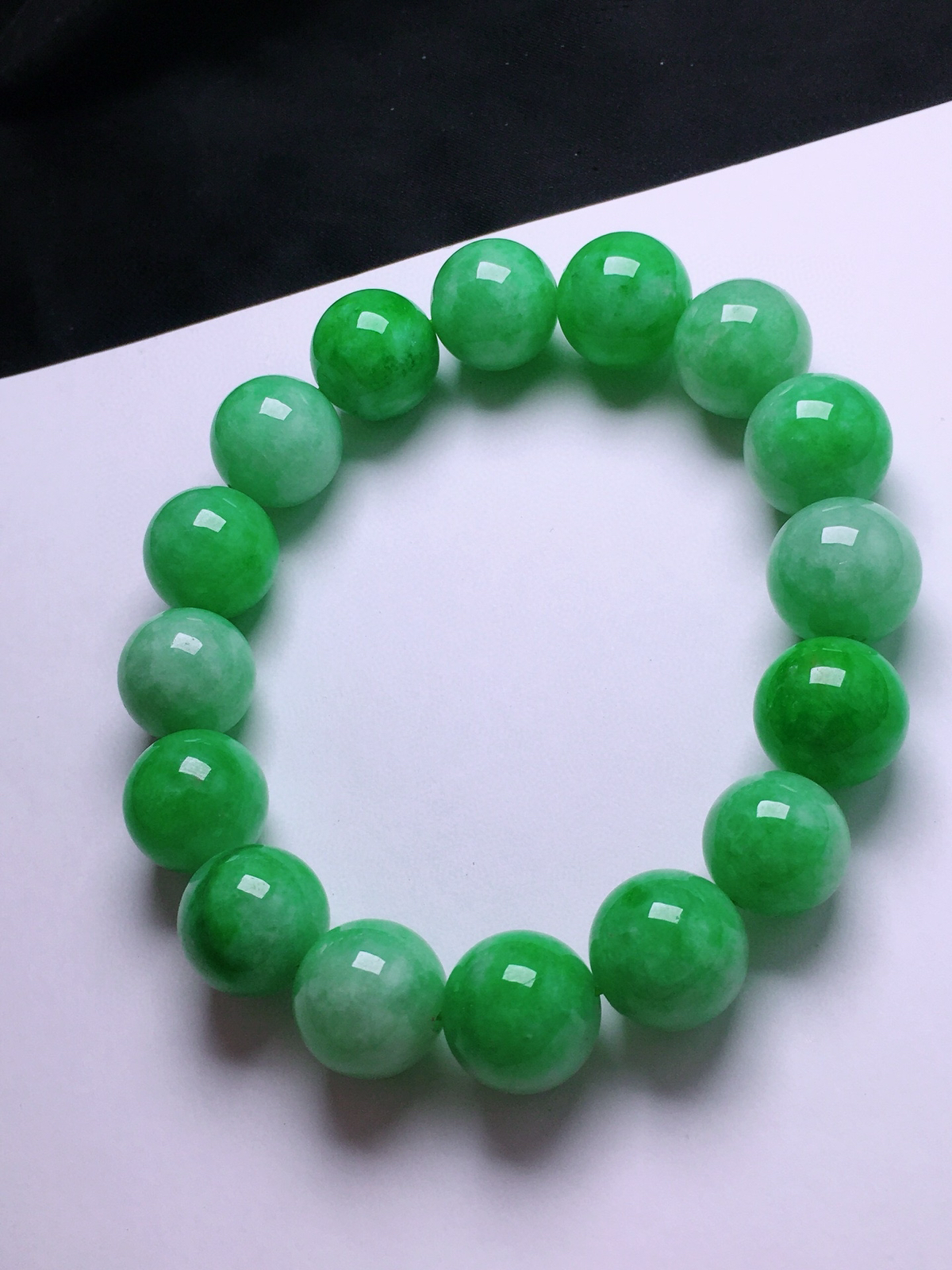 冰绿珠子手串，新颖时尚，品相好。