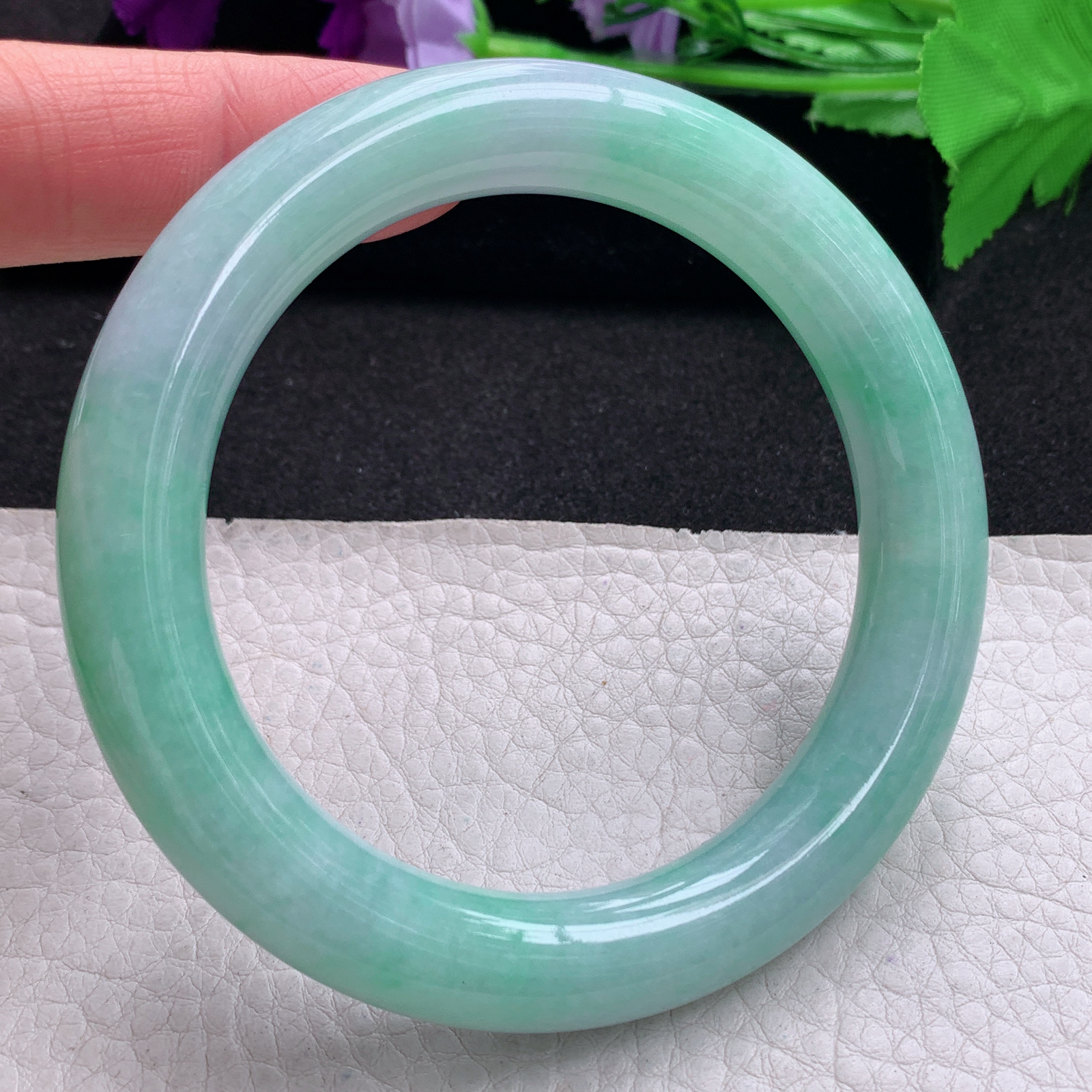 js实拍59*11.5*11美人镯 缅甸翡翠a货玉手镯精美淡春带彩圆条玉手环