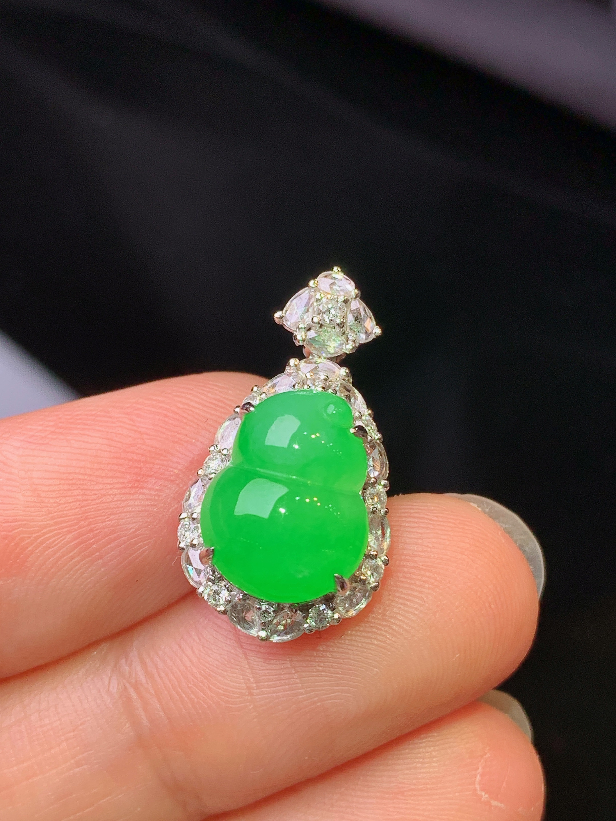 18k金钻镶嵌翠绿葫芦吊坠 玉质细腻 色泽艳丽清新 水润亮眼 整体尺寸21.8*12*10.5g1