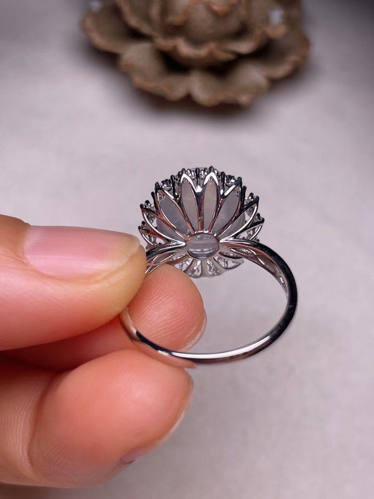 冰种蛋面戒指，真金真钻镶嵌，种水好，玉质细腻 .裸石尺寸 11.5*10.0