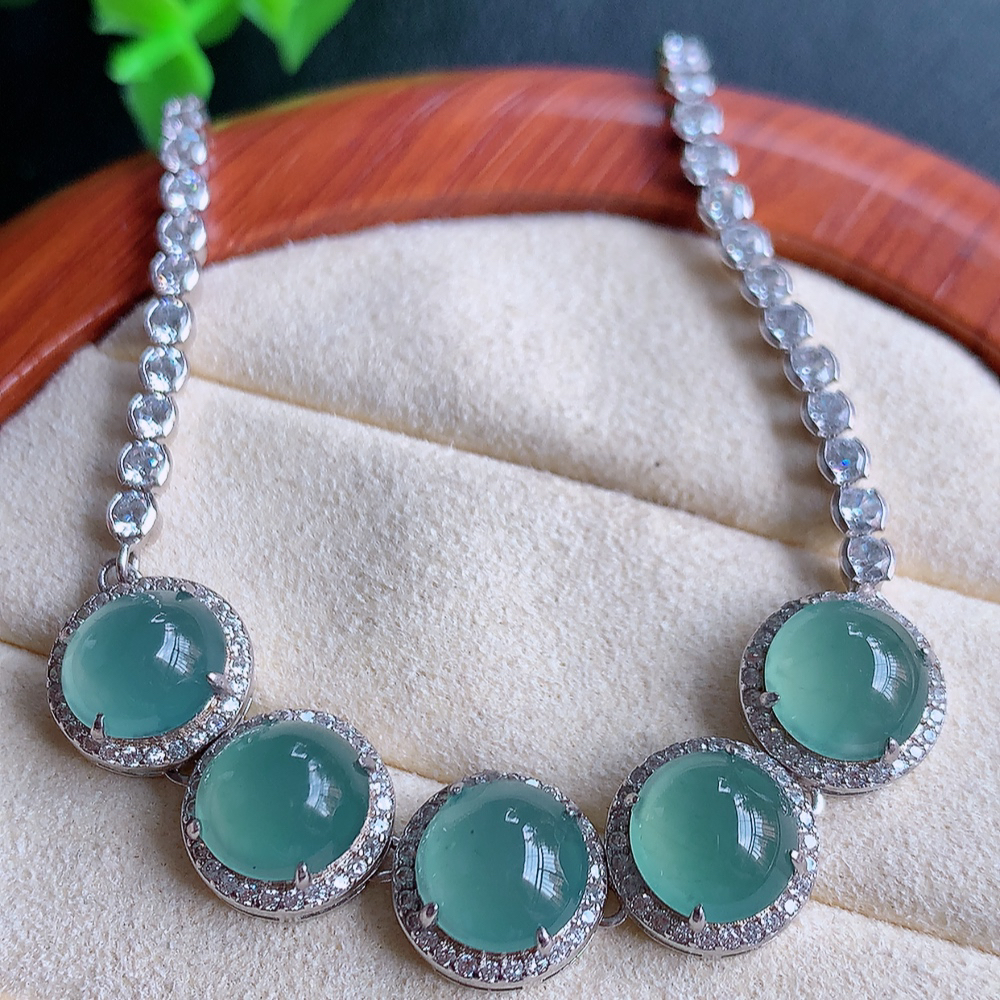 冰晴水翡翠蛋面手链，水水润润，珠圆玉润，颜色鲜艳，妙明清净，清秀高雅，佩戴效果优雅迷人！性价比超值 