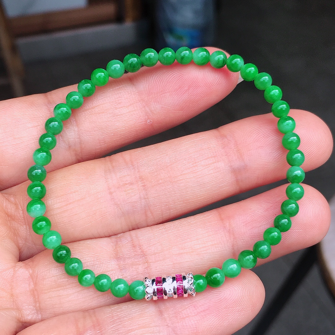 阳绿珠子手串，色泽均匀艳丽，玉质细腻，荧光感超
强，饱满圆润，尽显优雅气质，