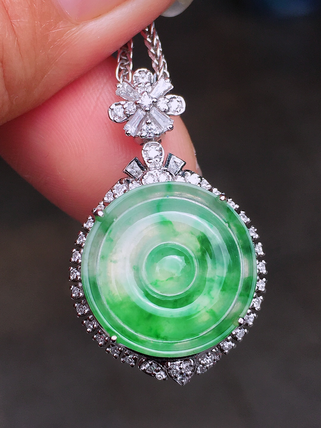 飘绿平安扣吊坠，色泽艳丽，玉质细腻，荧光感超
强，饱满圆润，尽显优雅气质，18k
金豪华镶嵌