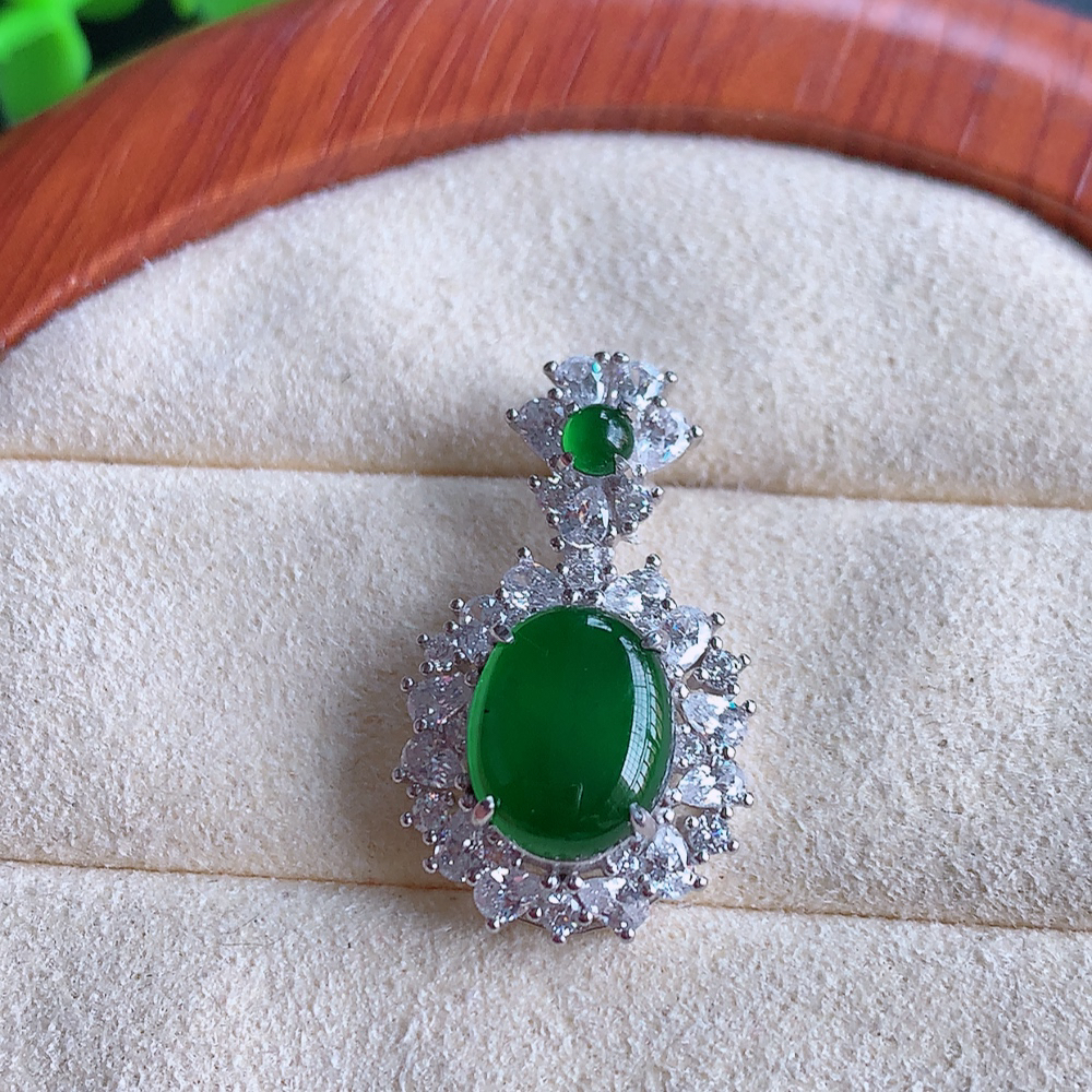 冰润满绿蛋面翡翠吊坠，质地细腻，清秀高雅，饱满圆润  款式大方经典，颜色鲜艳，沁人心脾，高质量精品 