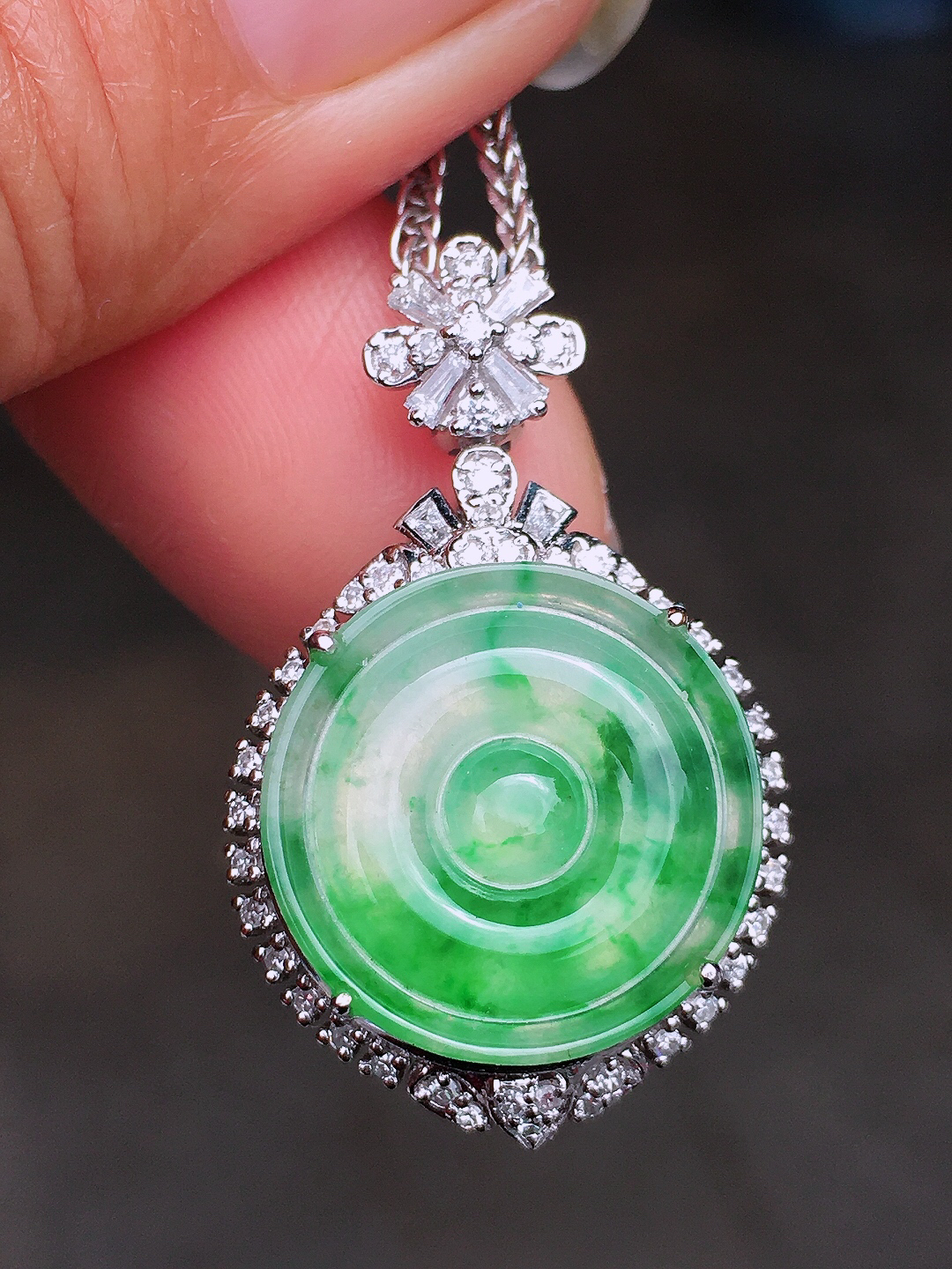 飘绿平安扣吊坠，色泽艳丽，玉质细腻，荧光感超
强，饱满圆润，尽显优雅气质，18k
金豪华镶嵌