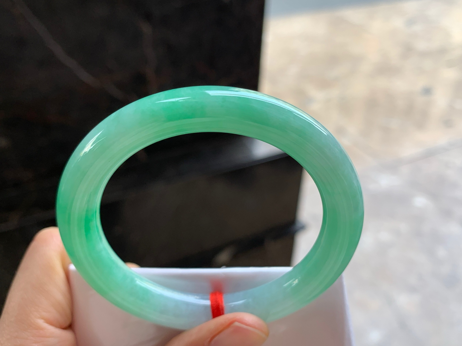 52.5-9.5

阳绿色圆条手镯^_^色阳