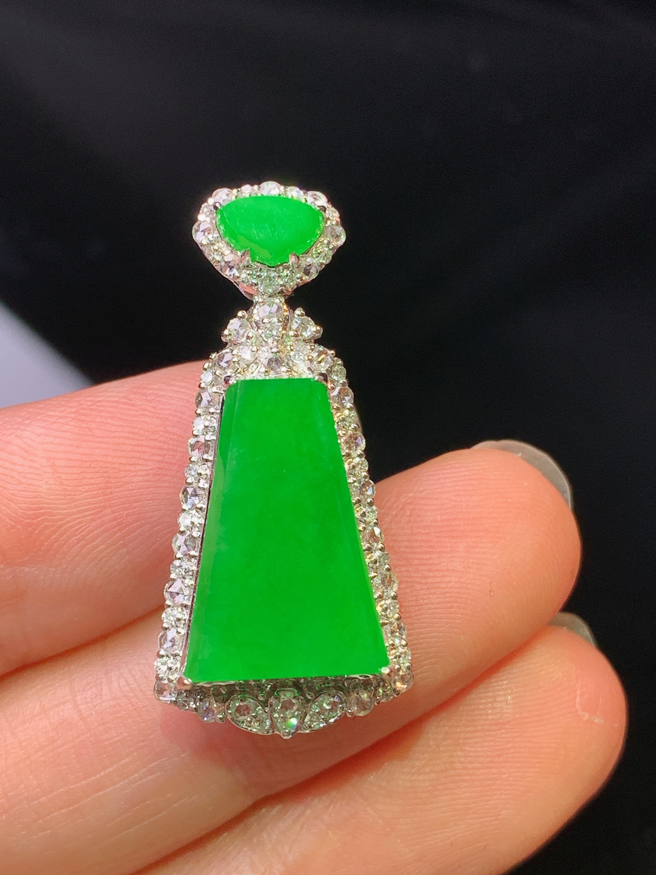 18k金钻镶嵌满绿无事牌吊坠 玉质细腻 色泽艳丽清新 水润亮眼 整体尺寸30.2*14*9.5h2