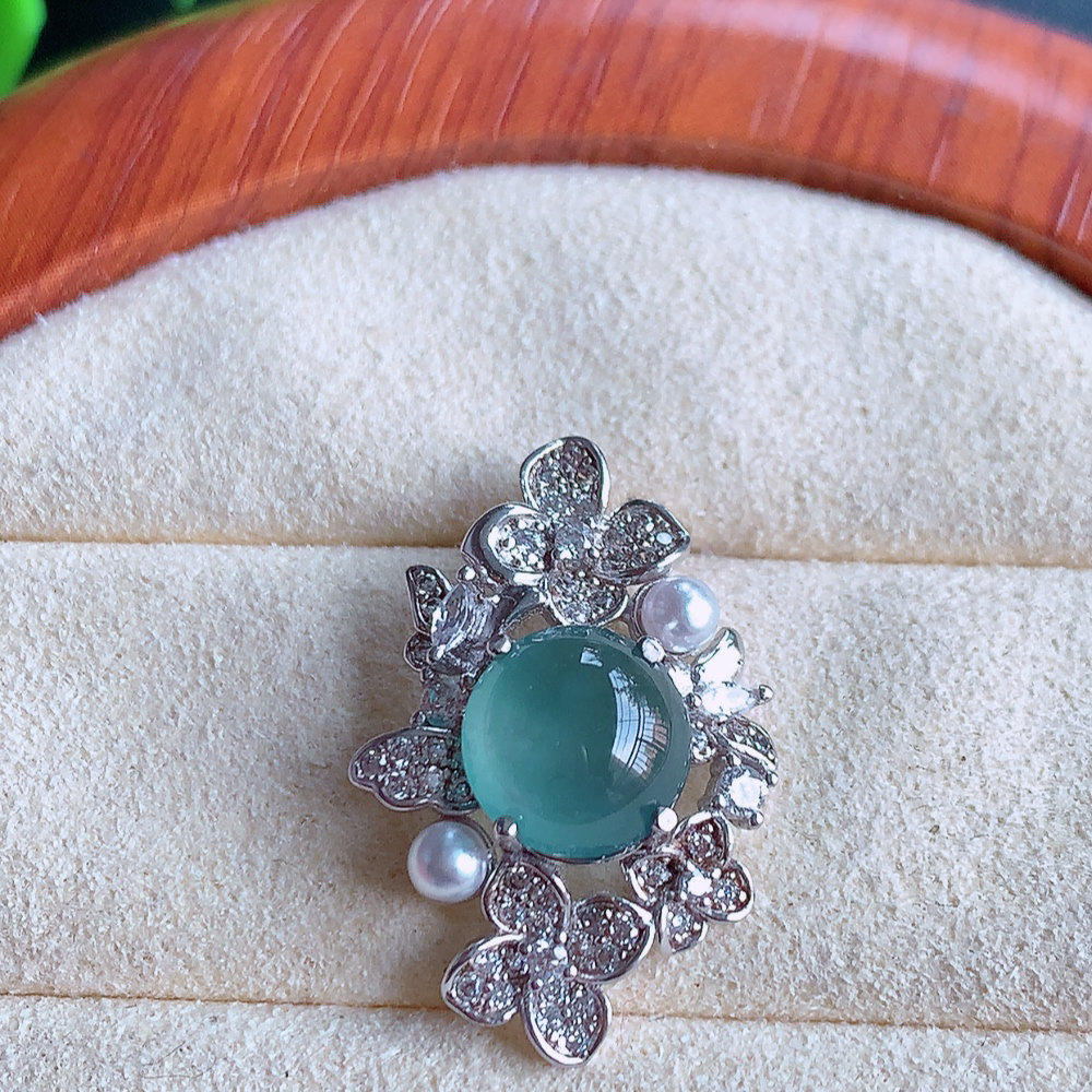 冰晴水蛋面翡翠吊坠，质地细腻，清秀高雅，饱满圆润  款式大方经典，颜色鲜艳，沁人心脾，高质量精品   W502.18  整体尺寸：24-16-6.5mm   裸石尺寸：8.5mm