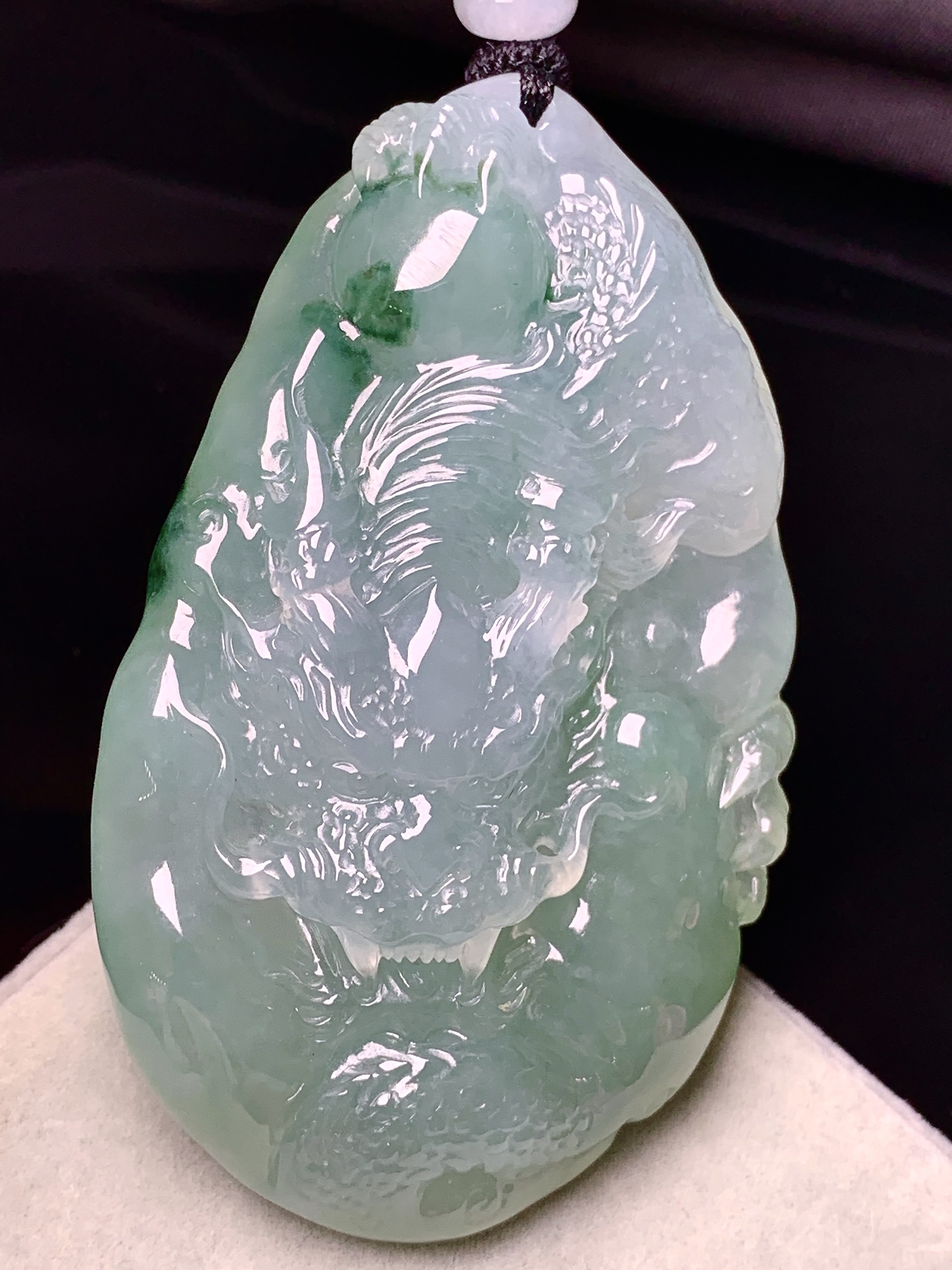 飘绿龙牌吊坠 玉质细腻 色泽艳丽清新 水润亮眼 整体尺寸65*40.5*12.3w1