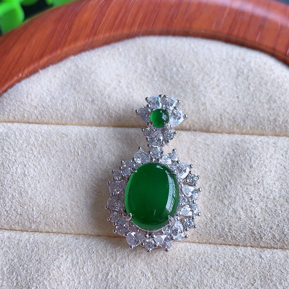 冰润满绿蛋面翡翠吊坠，质地细腻，清秀高雅，饱满圆润  款式大方经典，颜色鲜艳，沁人心脾，高质量精品   W502.18  整体尺寸：24.5-14.5-7.6mm   裸石尺寸：10-8mm