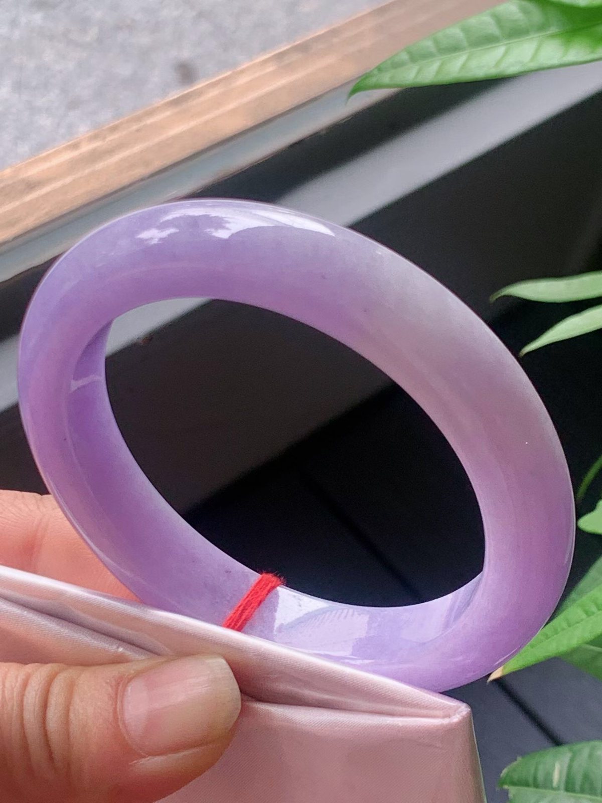 【翡翠名称】老坑种紫罗兰正圈口翡翠手镯
【翡翠尺寸】59.5/12.5/10.5mm适合58.5-60.6正圈口佩戴
【翡翠描述】宝贝种老水足，玉质细腻，色泽靓丽，性价比高，佩戴效果好！
【其它赠送】权威证书/精美挂绳盒子/支持全国复检