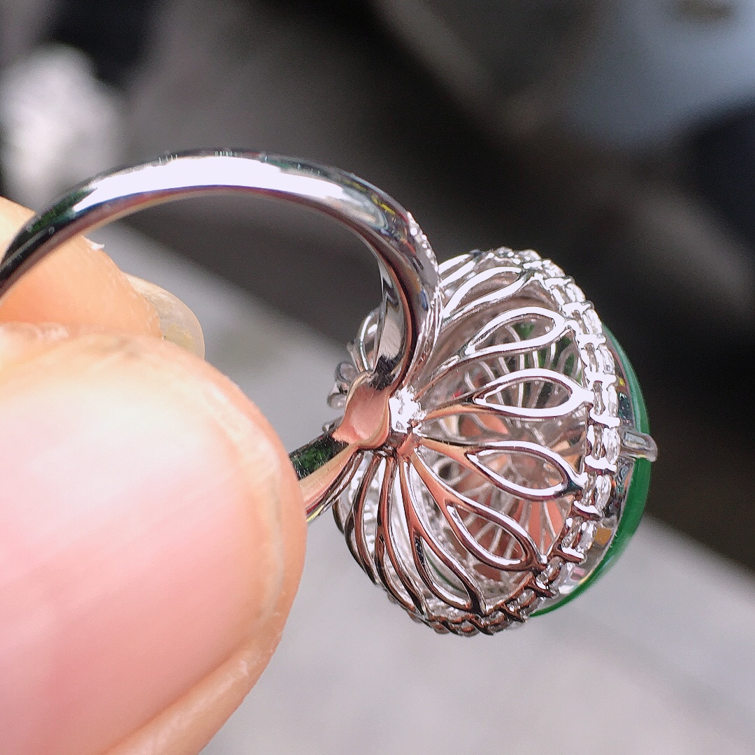 阳绿蛋面戒指，色泽均匀艳丽，玉质细腻，荧光感超
强，饱满圆润，尽显优雅气质，18k
金豪华镶嵌