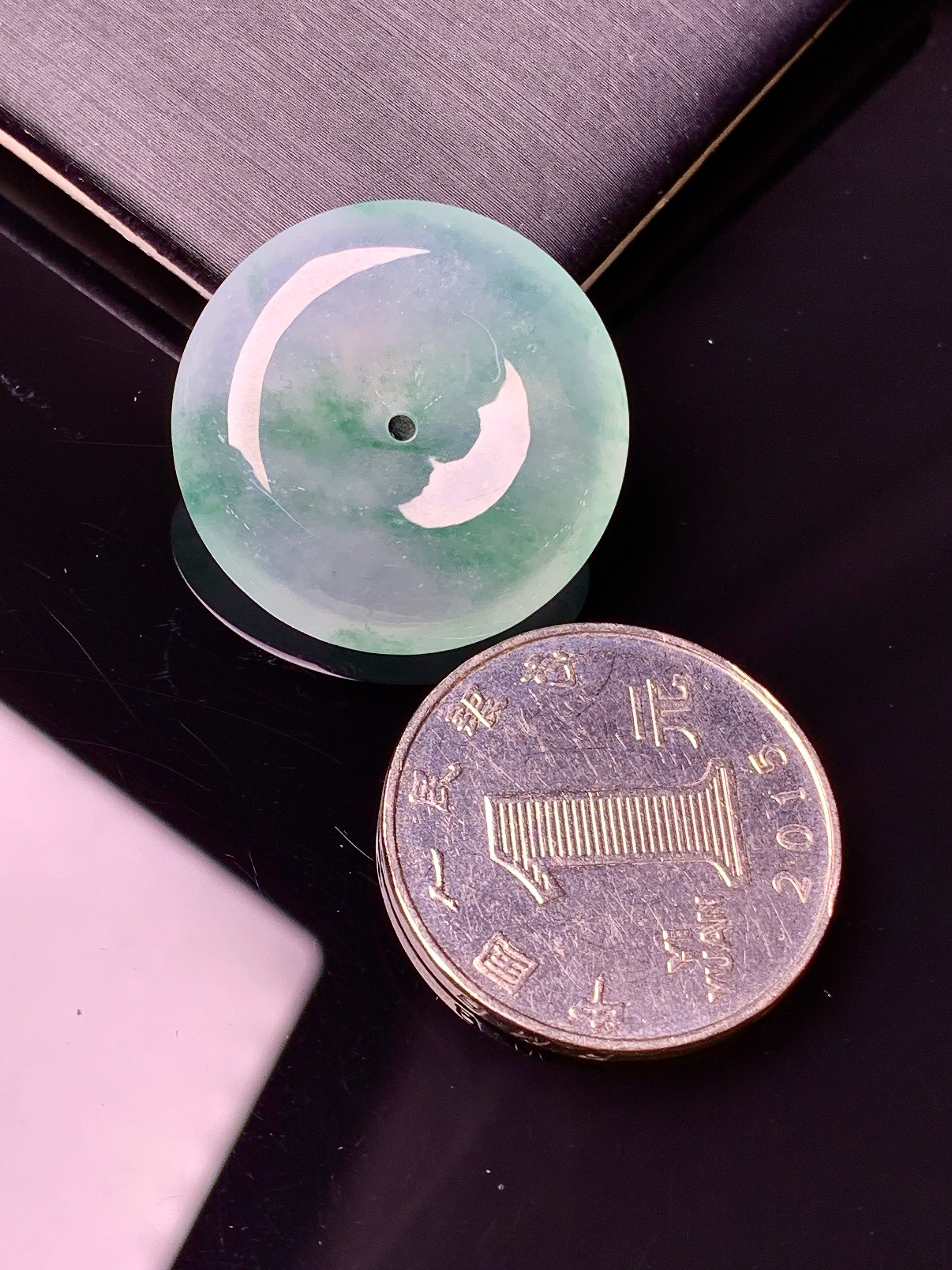 冰种飘绿平安扣吊坠 玉质细腻 色泽艳丽清新 水润亮眼 整体尺寸25.2*6x1