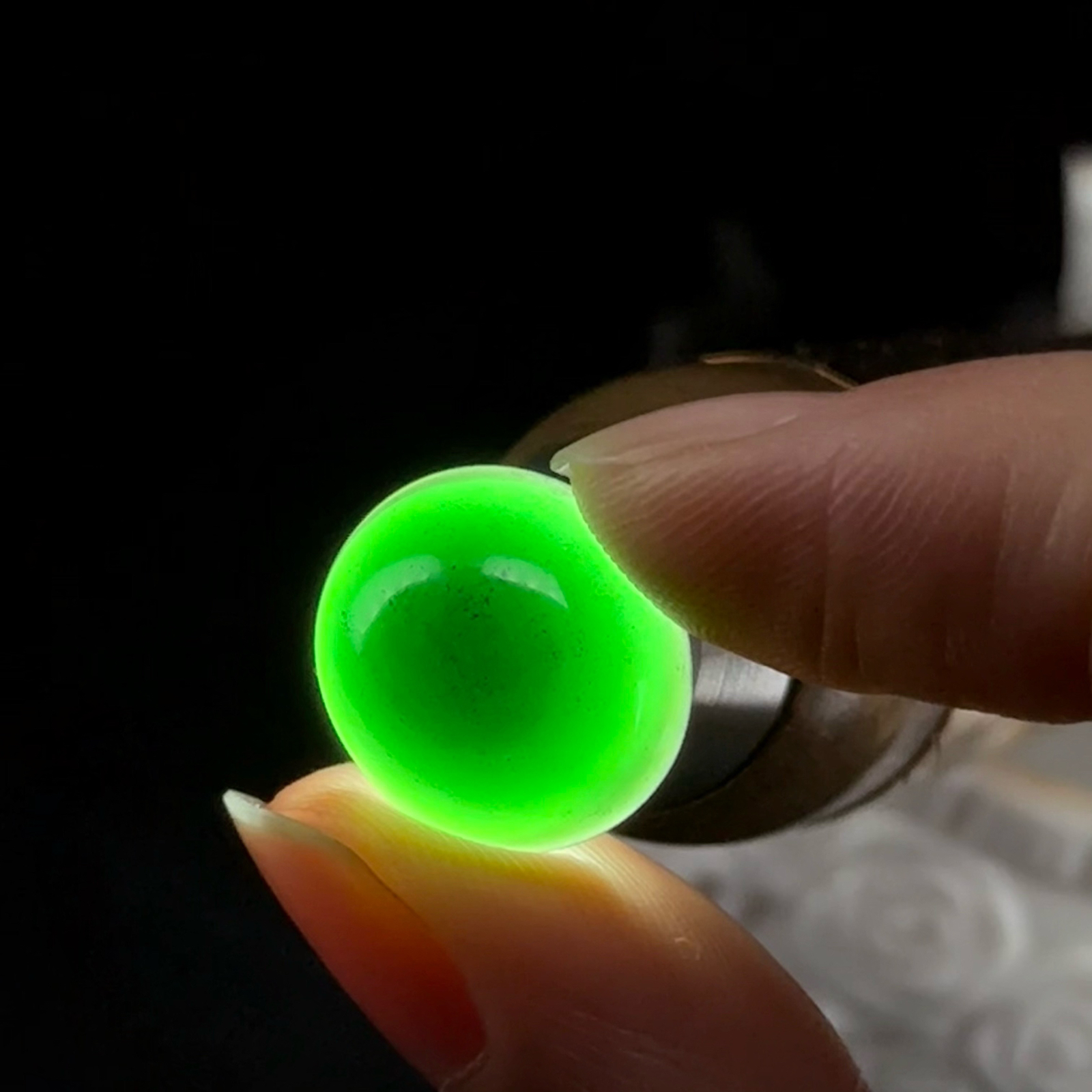 精品墨翠蛋面裸石 戒面 种好色正 黑度极好 打灯通透饱满大气 尺寸16.2