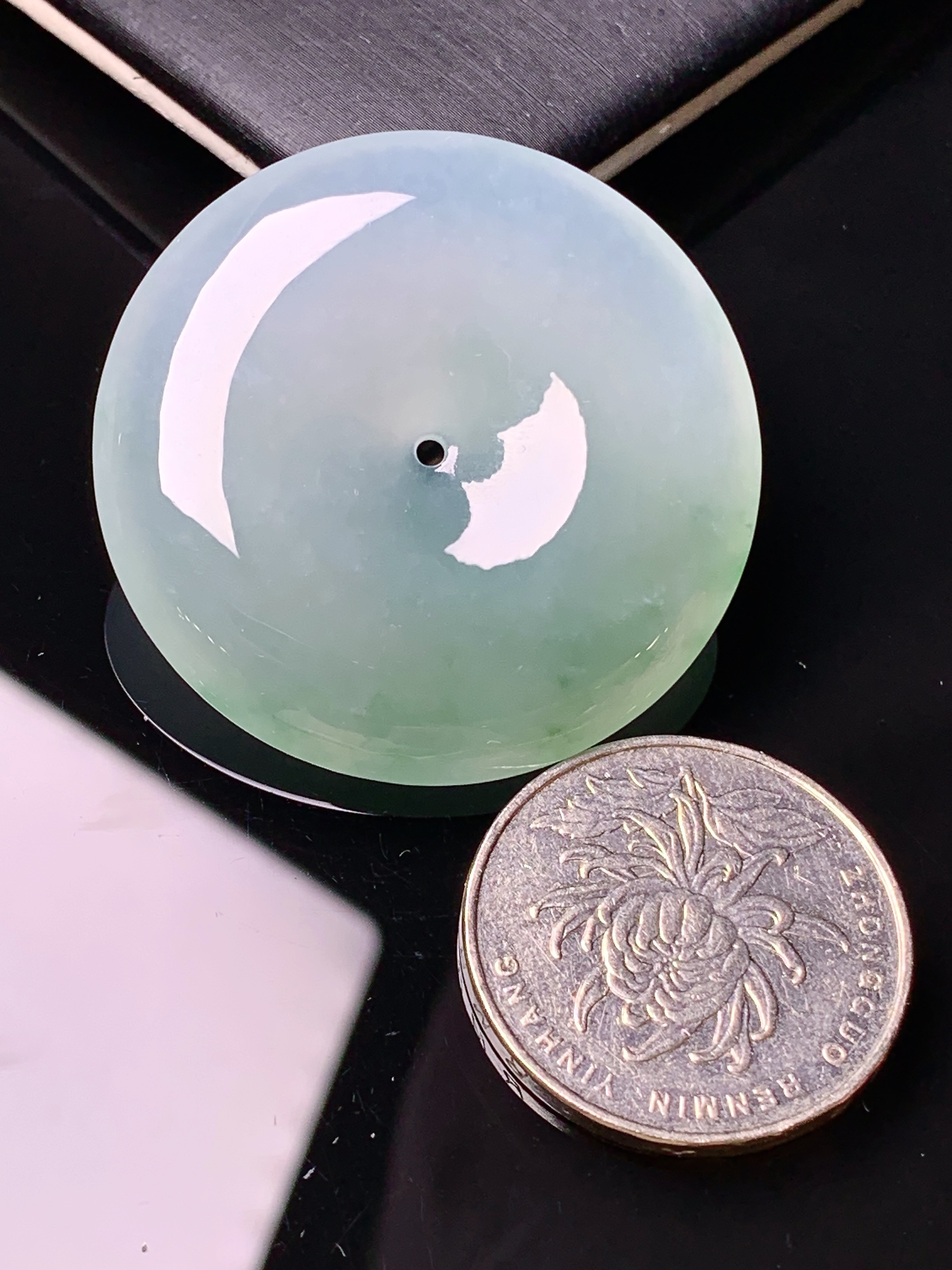 冰种飘绿平安扣吊坠 玉质细腻 色泽艳丽清新 水润亮眼 整体尺寸38.8*7.2a2