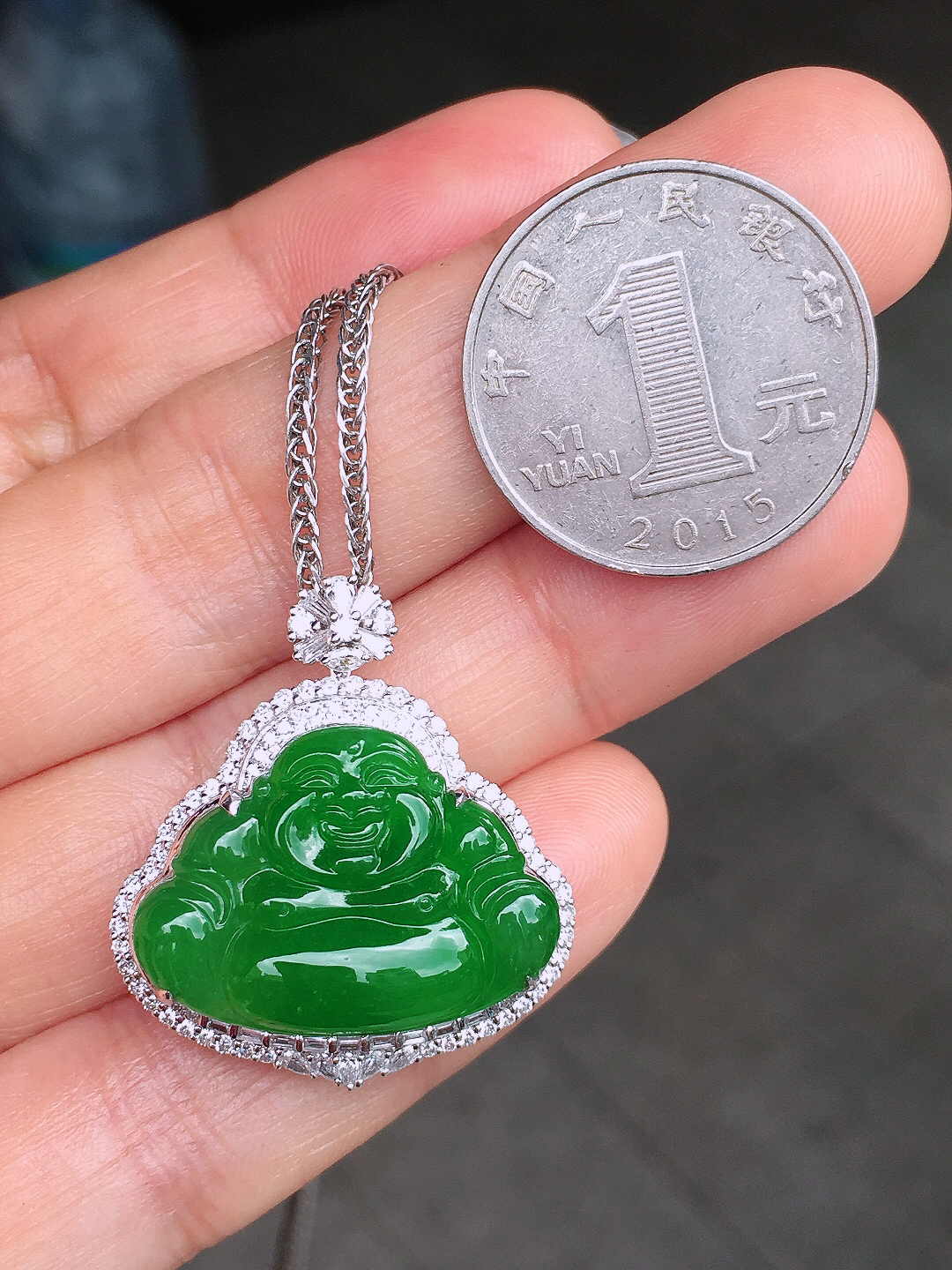 阳绿佛公吊坠，色泽均匀艳丽，玉质细腻，荧光感超
强，饱满圆润，尽显优雅气质，18k
金豪华镶嵌