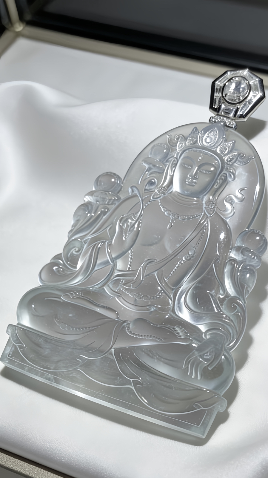 【白度母】，七眼度母，观世音菩萨化身，
山海玉雕艺术作品，
作品裸石67.5-51-6.2mm，45.55g，
18K金，南非钻，