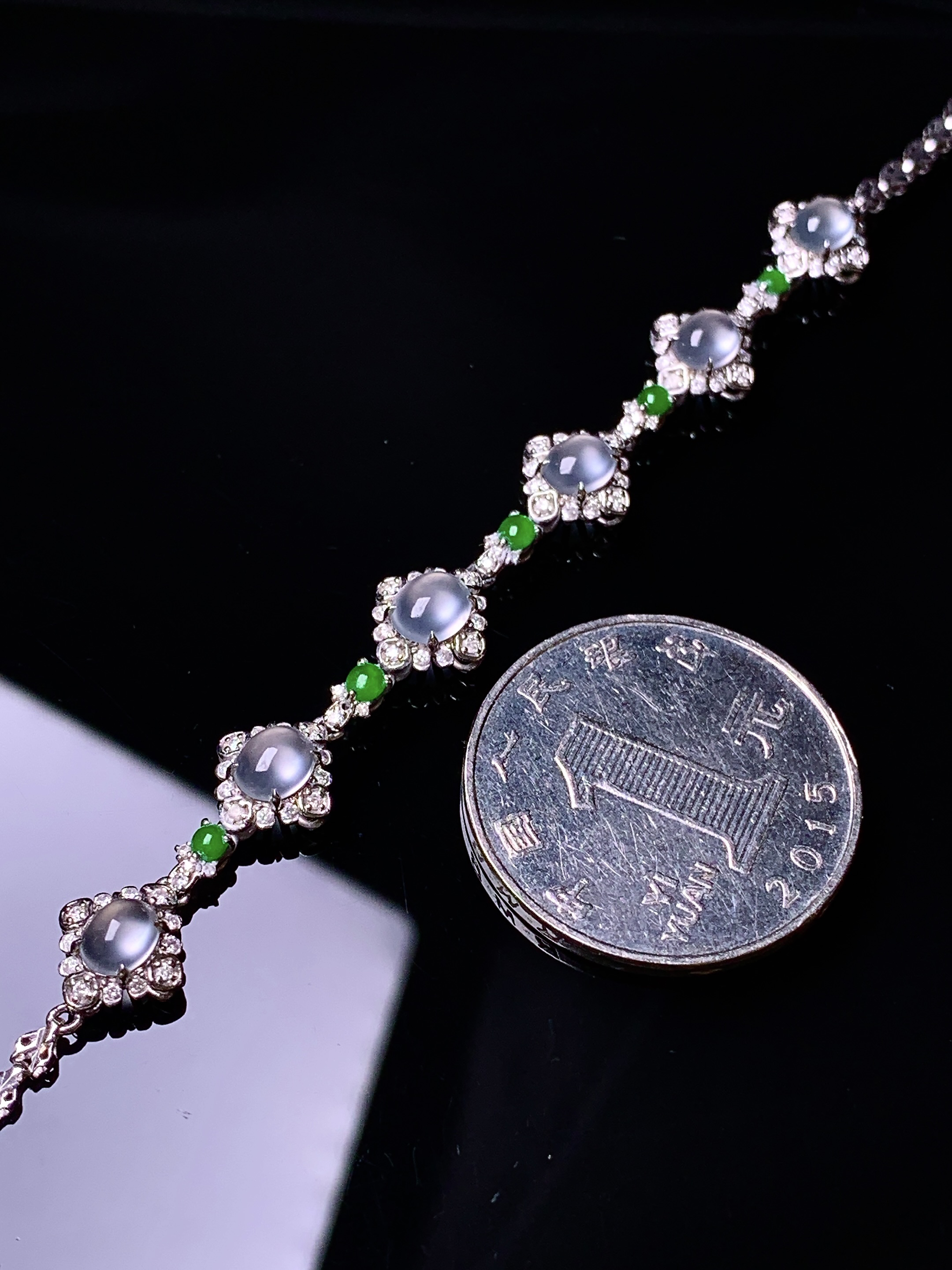 18k金钻镶嵌冰种蛋面手链 玉质细腻 色泽艳丽清新 水润亮眼 整体尺寸170*8.3*5L3