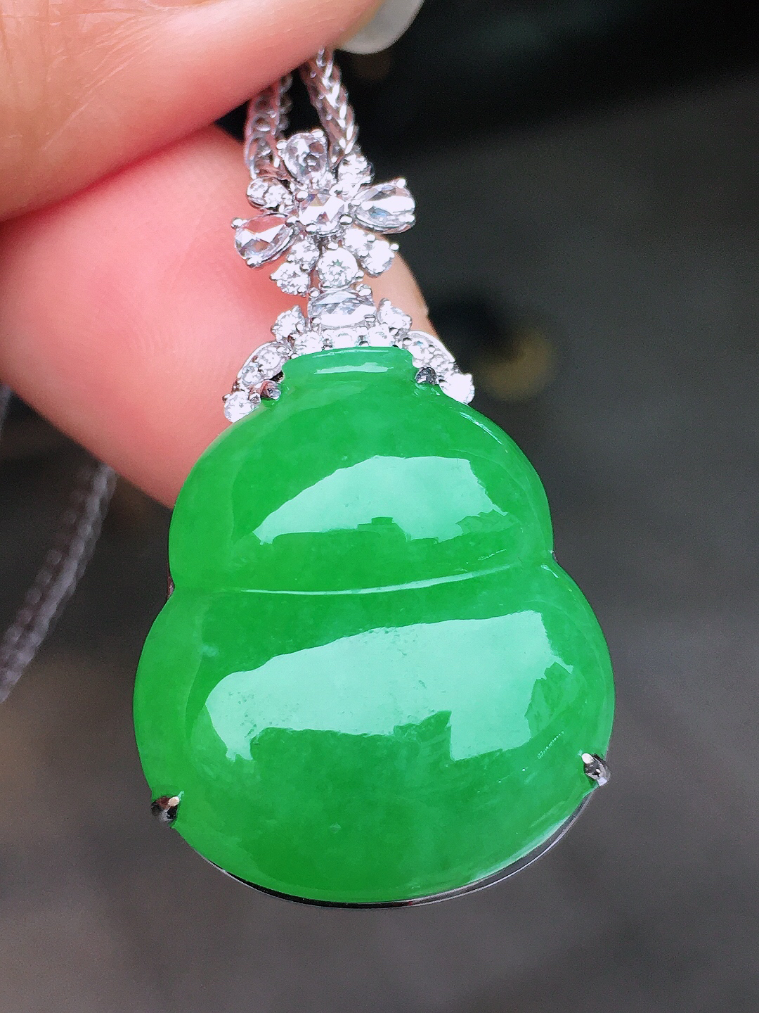 阳绿葫芦吊坠，色泽均匀艳丽，玉质细腻，荧光感超
强，饱满圆润，尽显优雅气质，18k
金豪华镶嵌