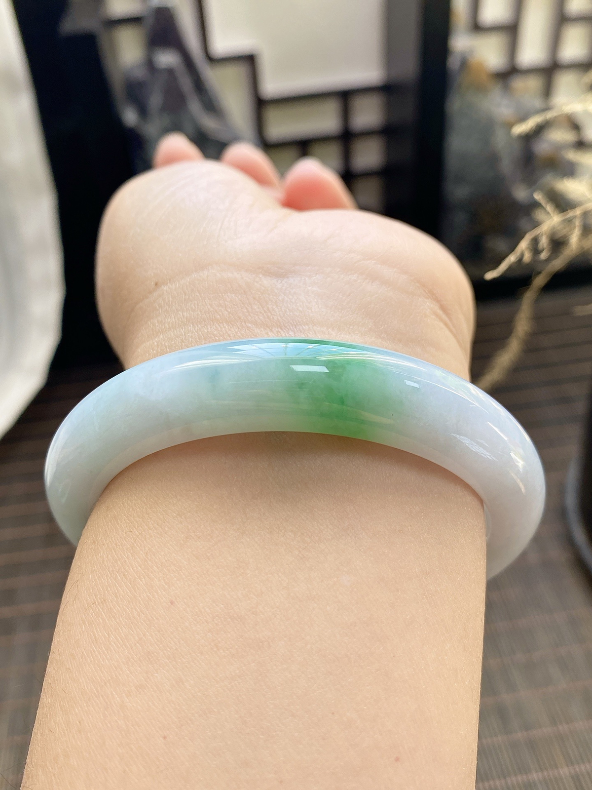 【超低放漏】58-60可戴。白如凝脂，一抹正阳绿晕染其间，青白分明，清雅脱俗。
细腻的糯底带着通透柔光，绿花鲜活亮眼，上手温婉显白，自带东方娴静气韵，日常通勤或休闲穿搭都适配，百搭耐看。