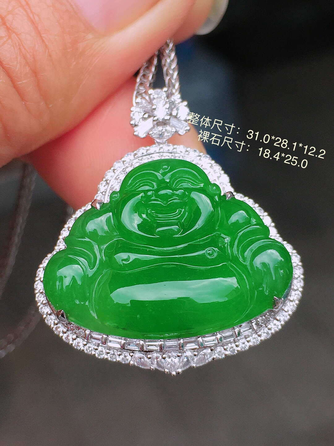 阳绿佛公吊坠，色泽均匀艳丽，玉质细腻，荧光感超
强，饱满圆润，尽显优雅气质，18k
金豪华镶嵌