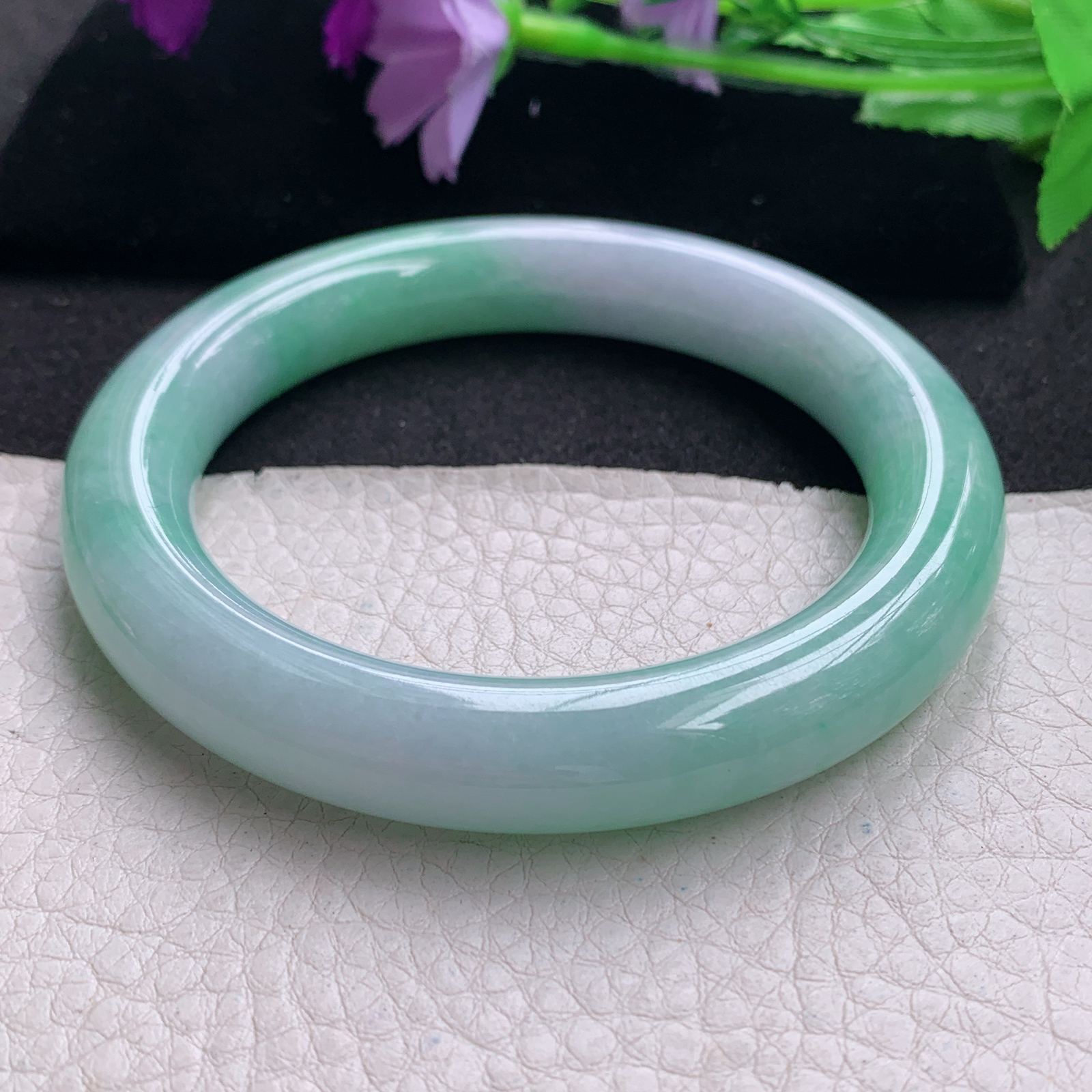 js实拍59*11.5*11美人镯 缅甸翡翠a货玉手镯精美淡春带彩圆条玉手环