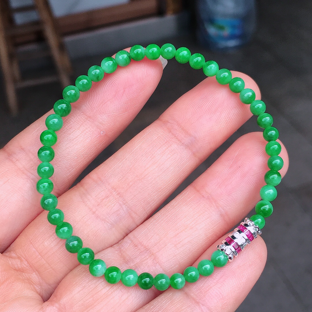 阳绿珠子手串，色泽均匀艳丽，玉质细腻，荧光感超
强，饱满圆润，尽显优雅气质，
