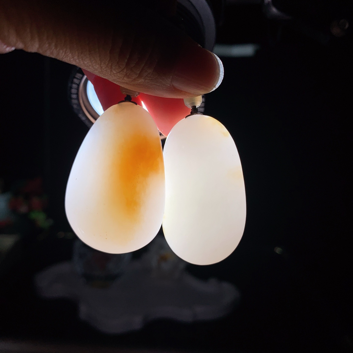 新疆和田玉白玉且末糖观音佛挂件 尺寸46/26/15重68.5克。玉质细腻油润。手推出油。佩戴高端典雅。lt260319