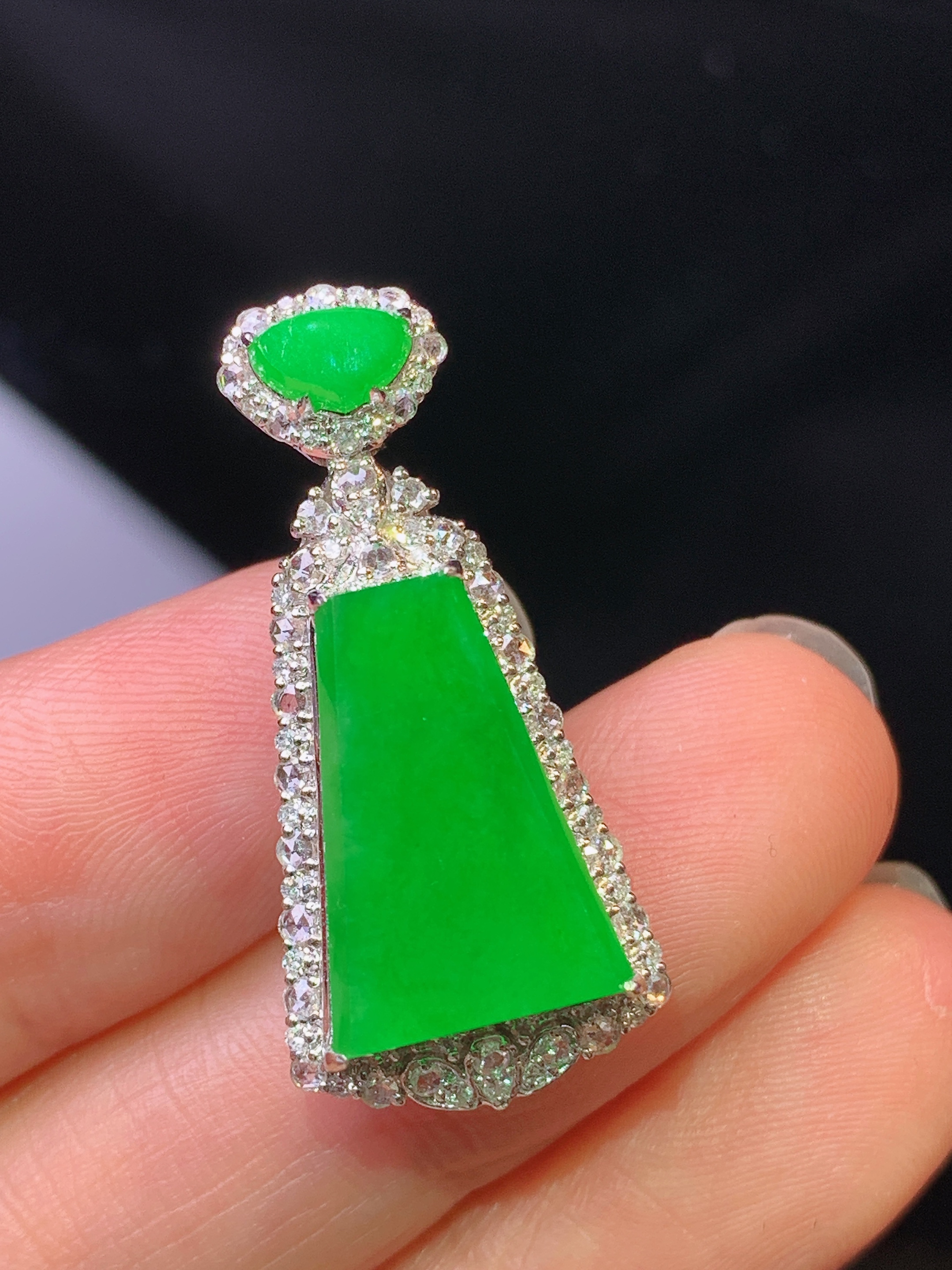 18k金钻镶嵌满绿无事牌吊坠 玉质细腻 色泽艳丽清新 水润亮眼 整体尺寸30.2*14*9.5h2