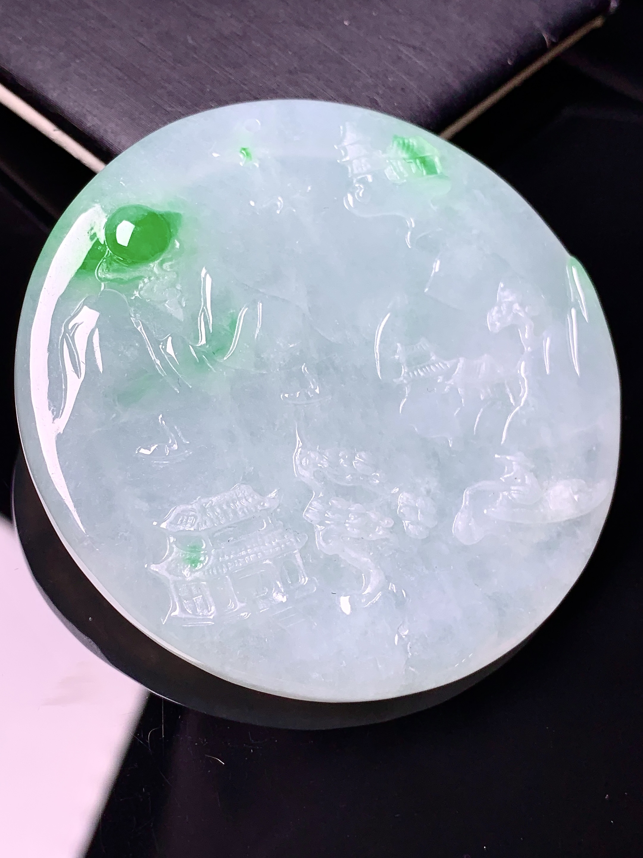 飘绿山水圆牌吊坠 玉质细腻 色泽艳丽清新 水润亮眼 整体尺寸54*5.3a2