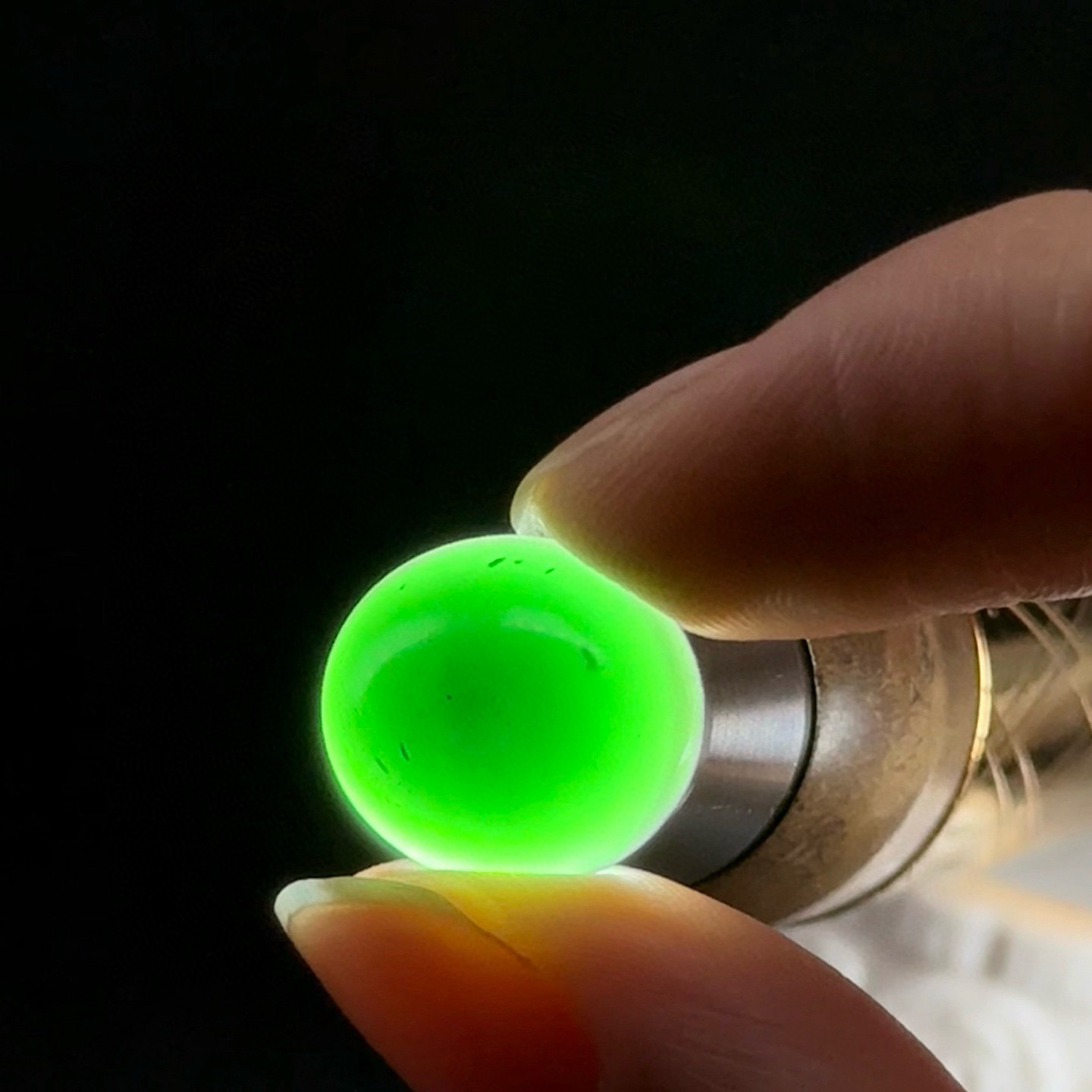 精品墨翠蛋面裸石 戒面 种好色正 黑度极好 打灯通透饱满大气 尺寸15.6